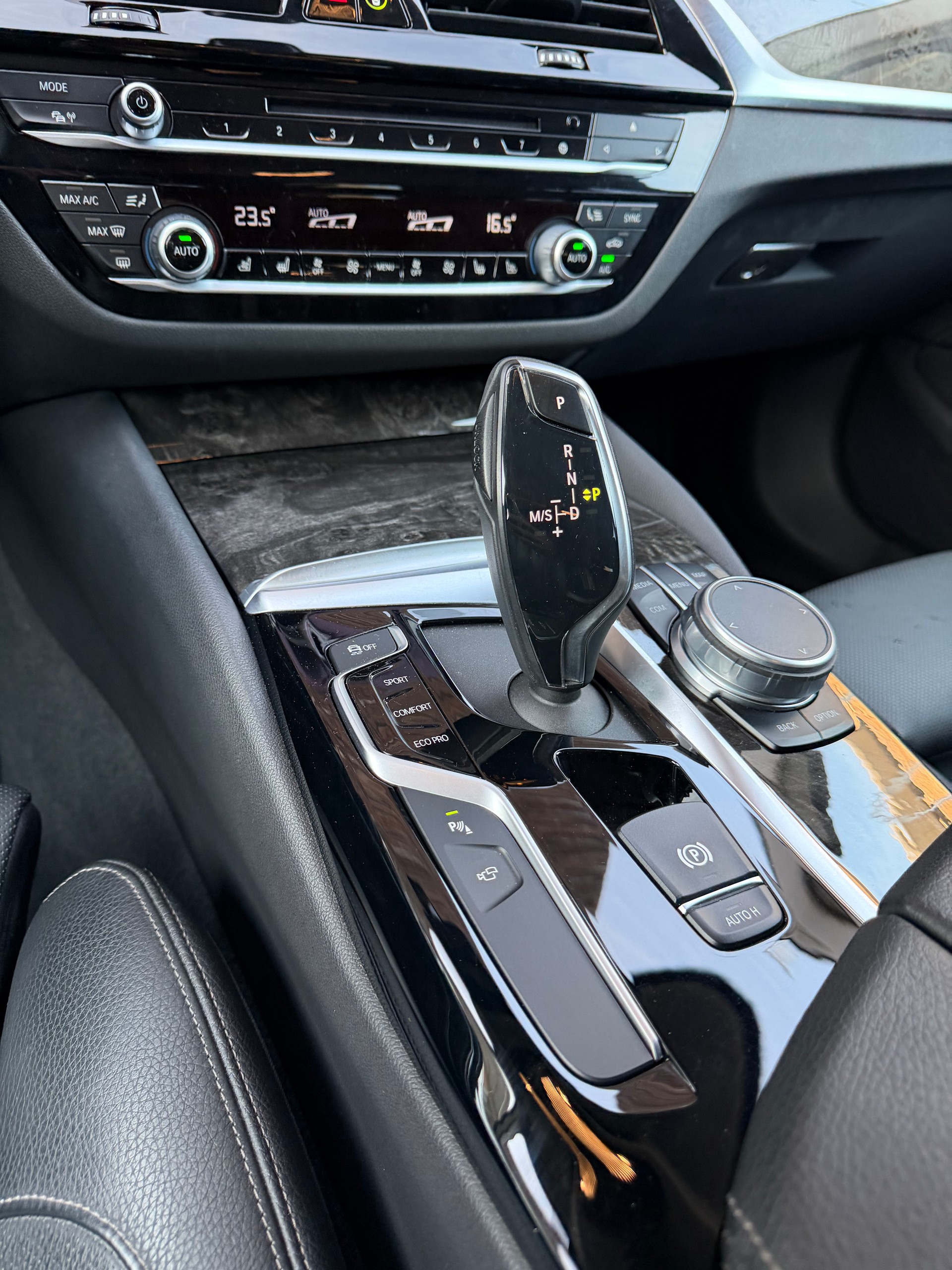 BMW 530i xDrive Touring Sport Line Steptronic-image-8