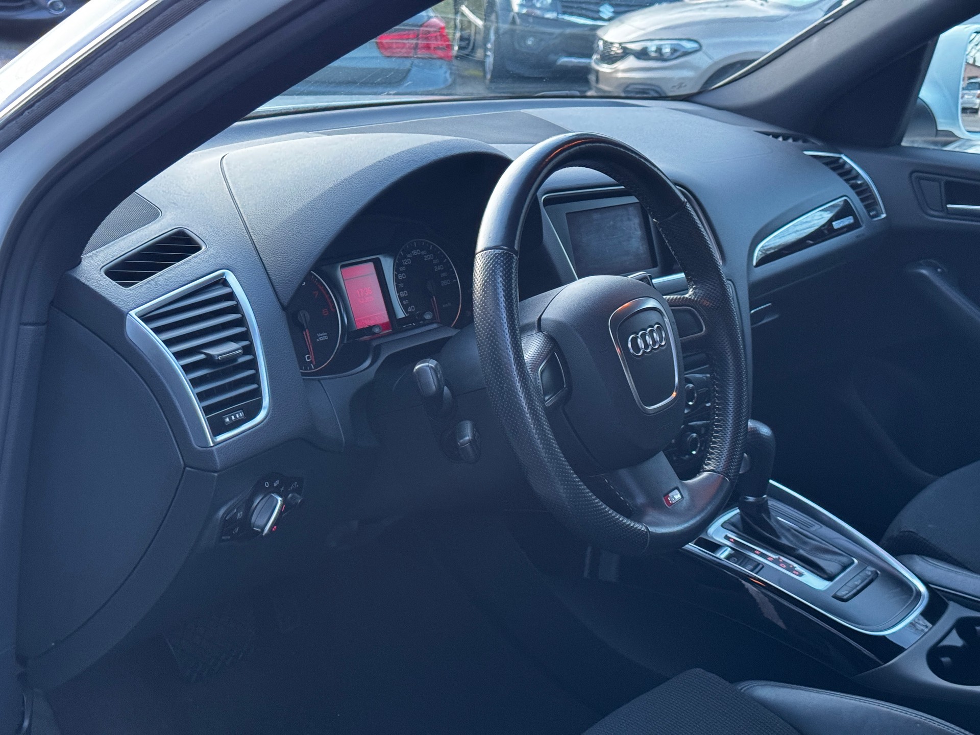 AUDI Q5 2.0 TFSI quattro S-tronic-image-10