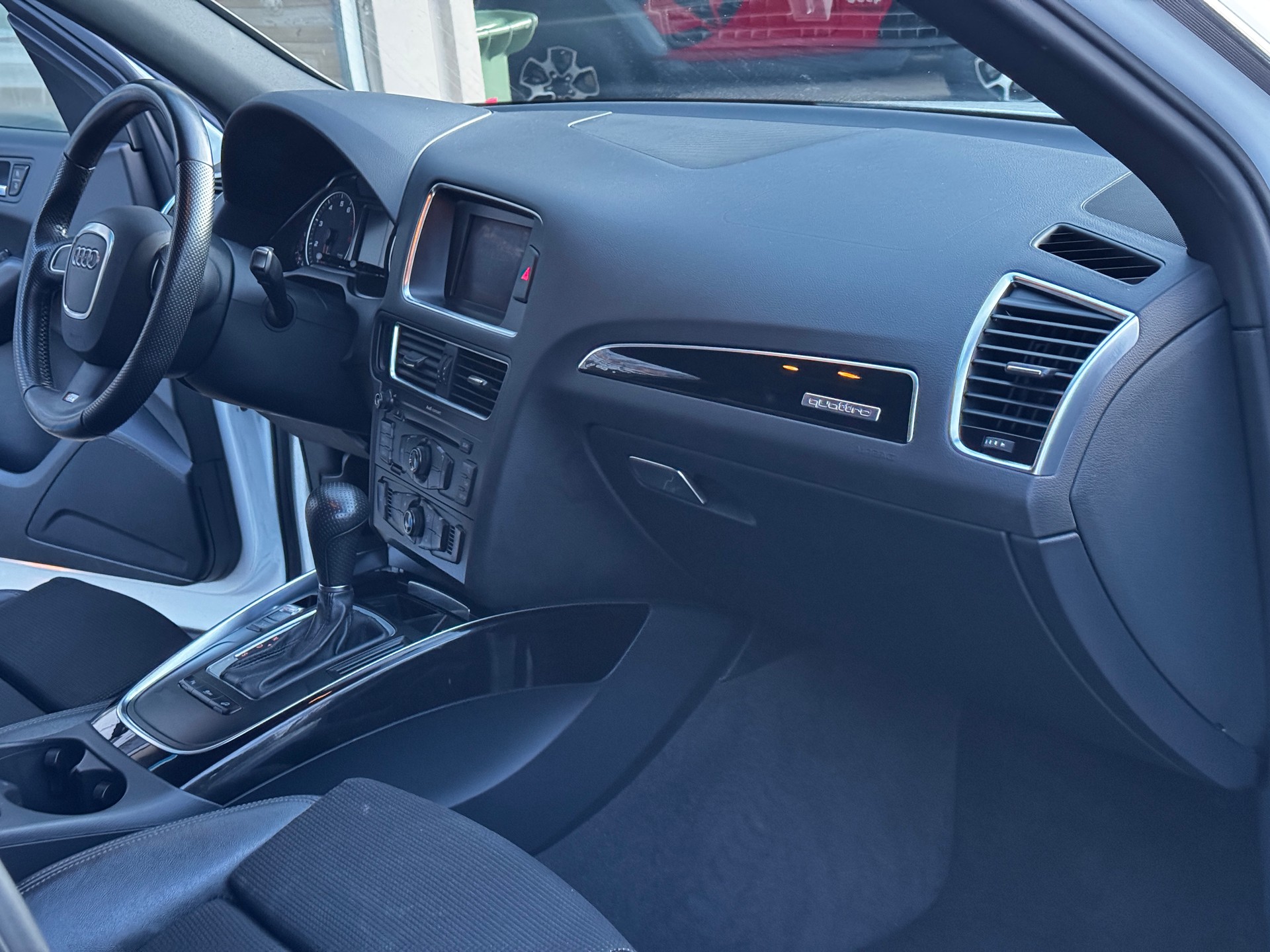 AUDI Q5 2.0 TFSI quattro S-tronic-image-13