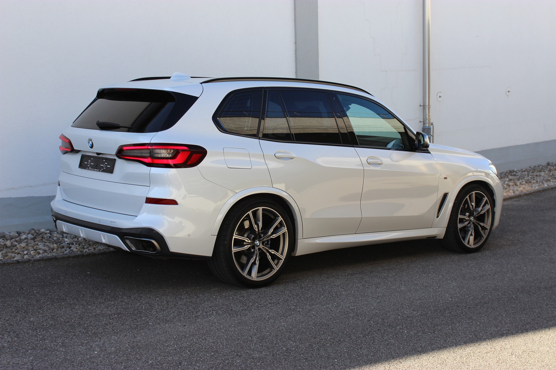 BMW X5 xDrive M50i-image-5