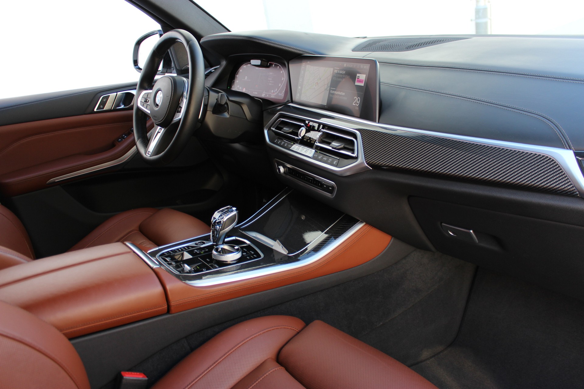 BMW X5 xDrive M50i-showroom-element-1