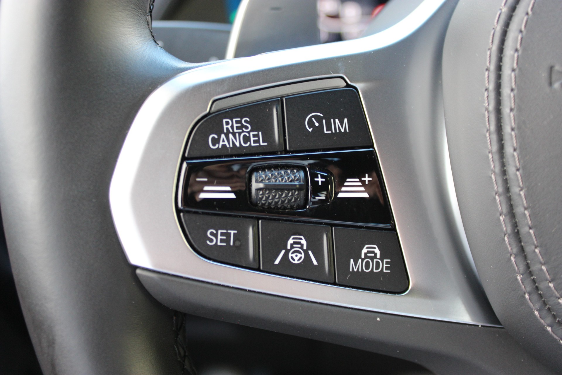 BMW X5 xDrive M50i-image-12