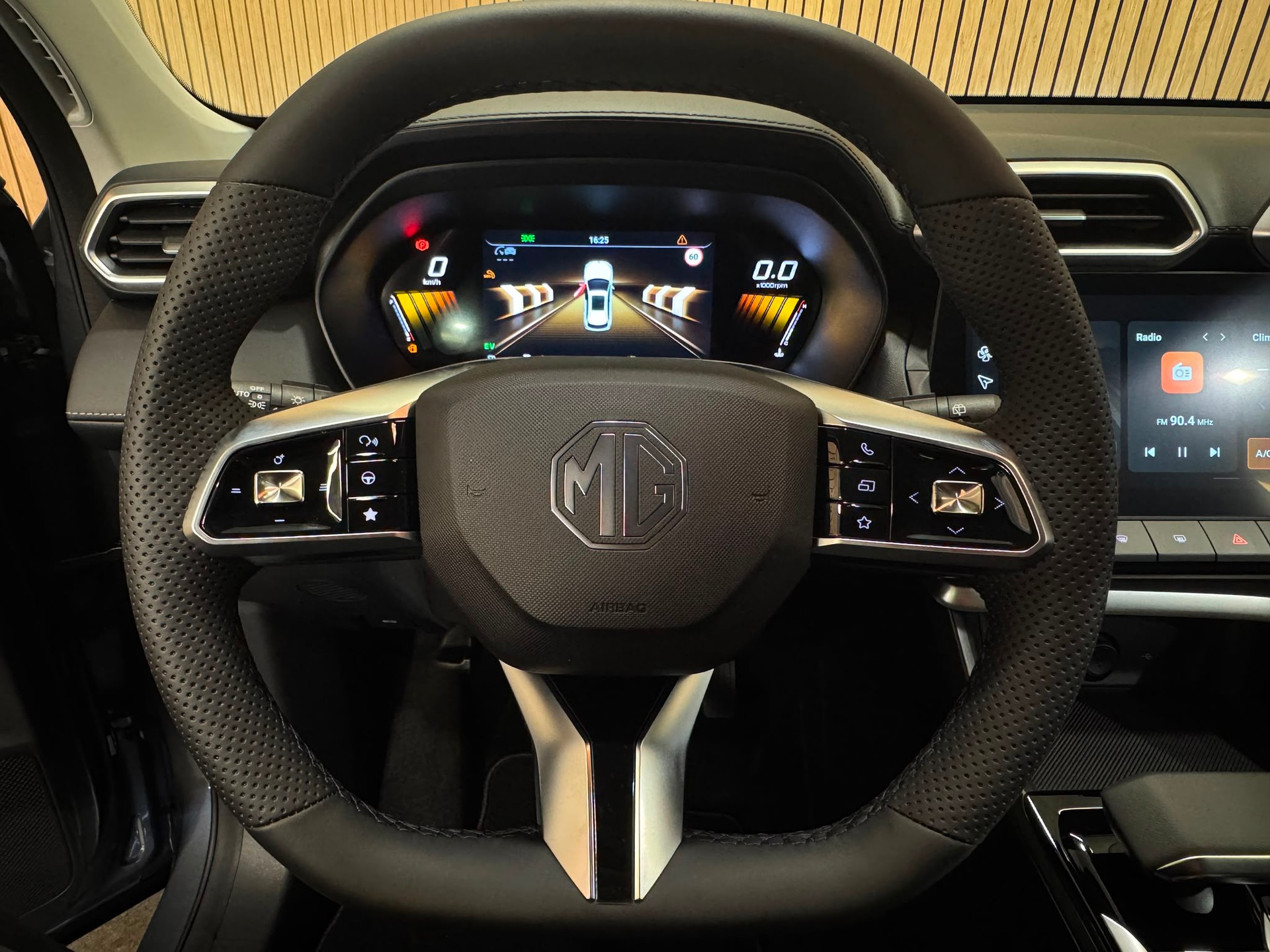 MG ZS 1.5 HEV Luxury-image-8