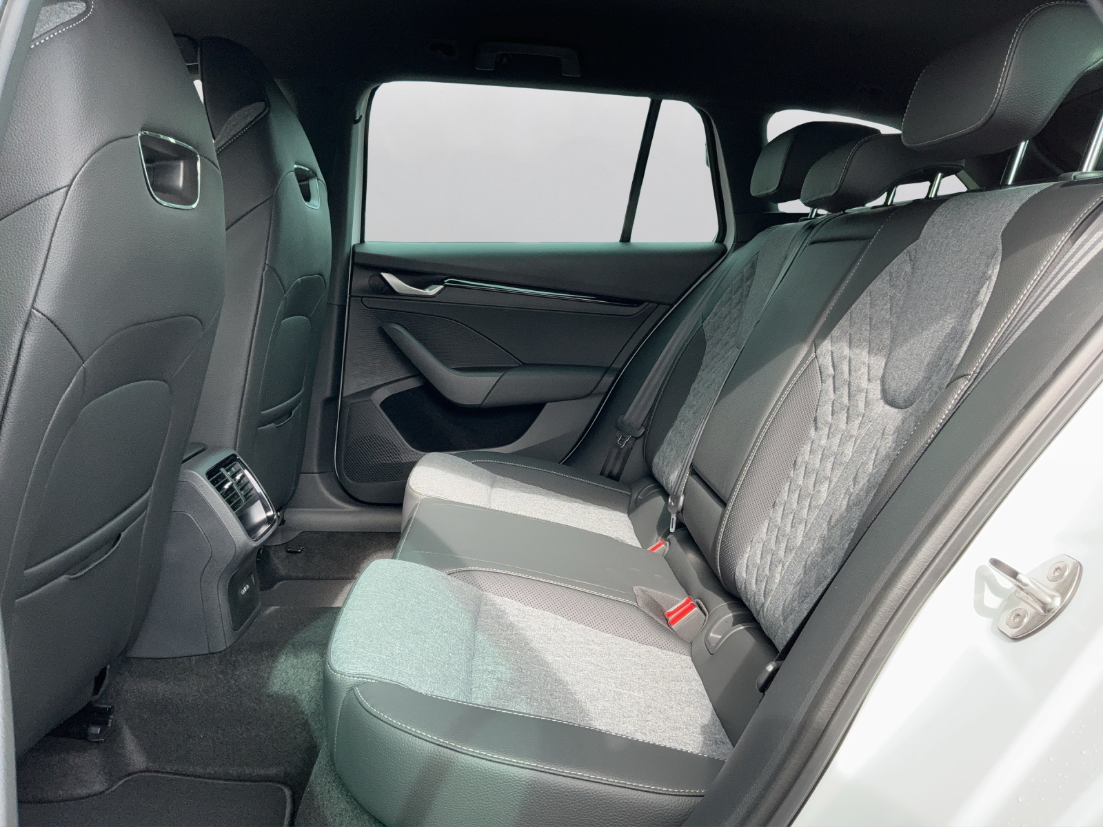 SKODA Octavia Combi 2.0 TSI DSG Dynamic 4x4-image-10