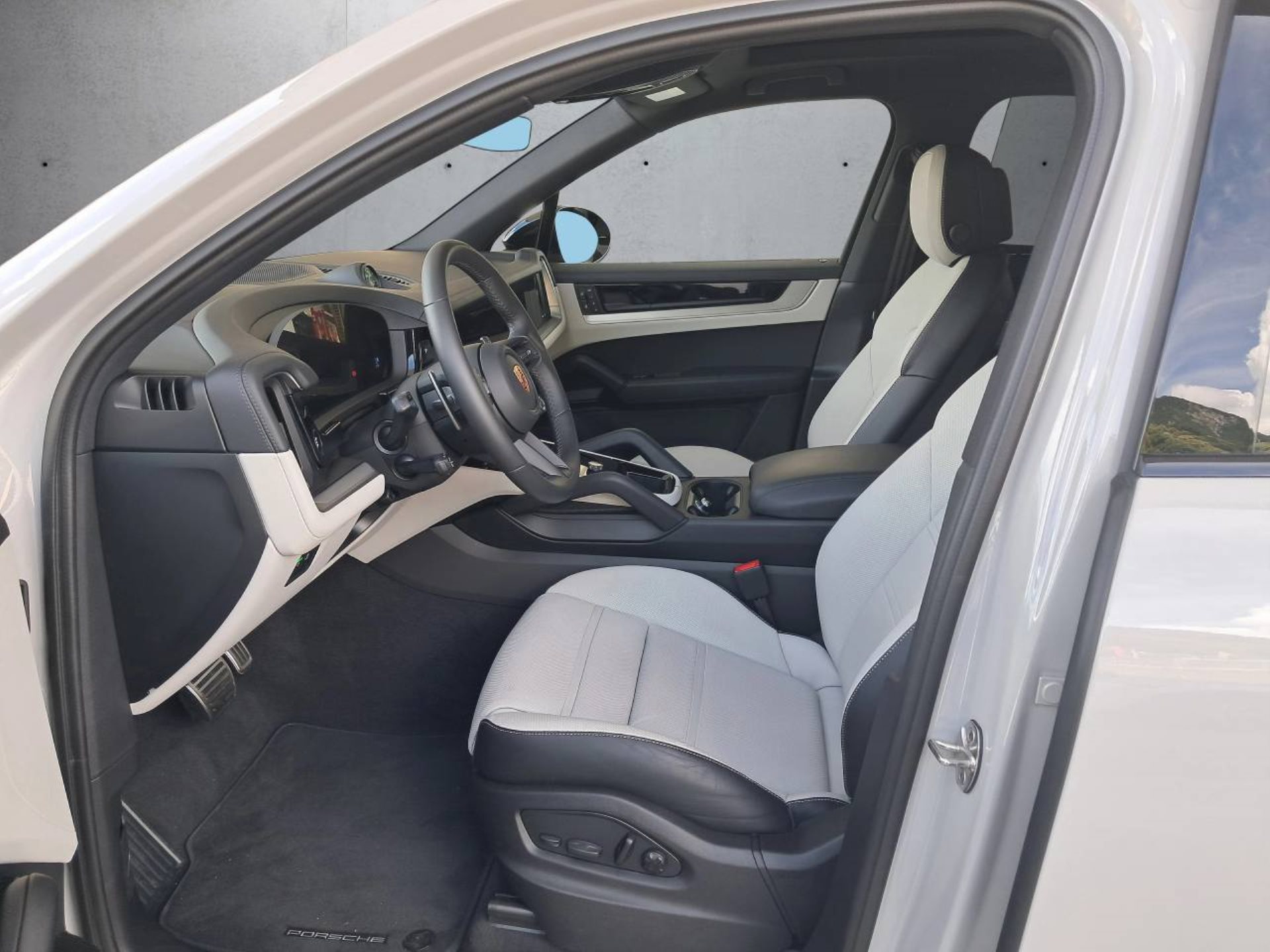 PORSCHE Cayenne S E-Hybrid Black Edition-showroom-element-3