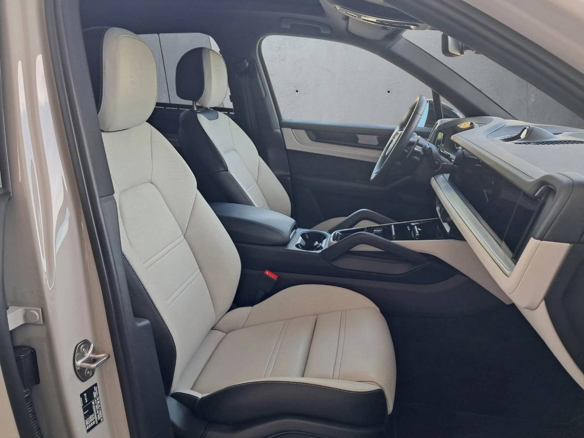 PORSCHE Cayenne S E-Hybrid Black Edition-image-14