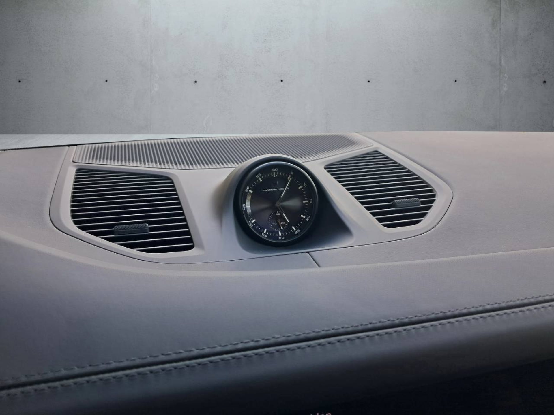 PORSCHE Cayenne S E-Hybrid Black Edition-image-24