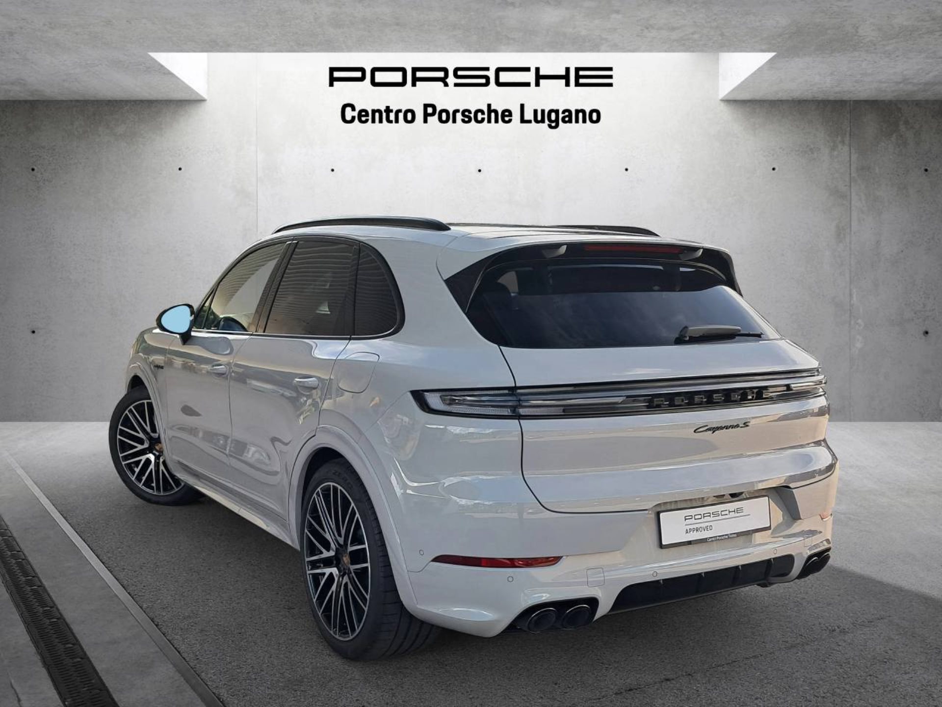 PORSCHE Cayenne S E-Hybrid Black Edition-showroom-element-2
