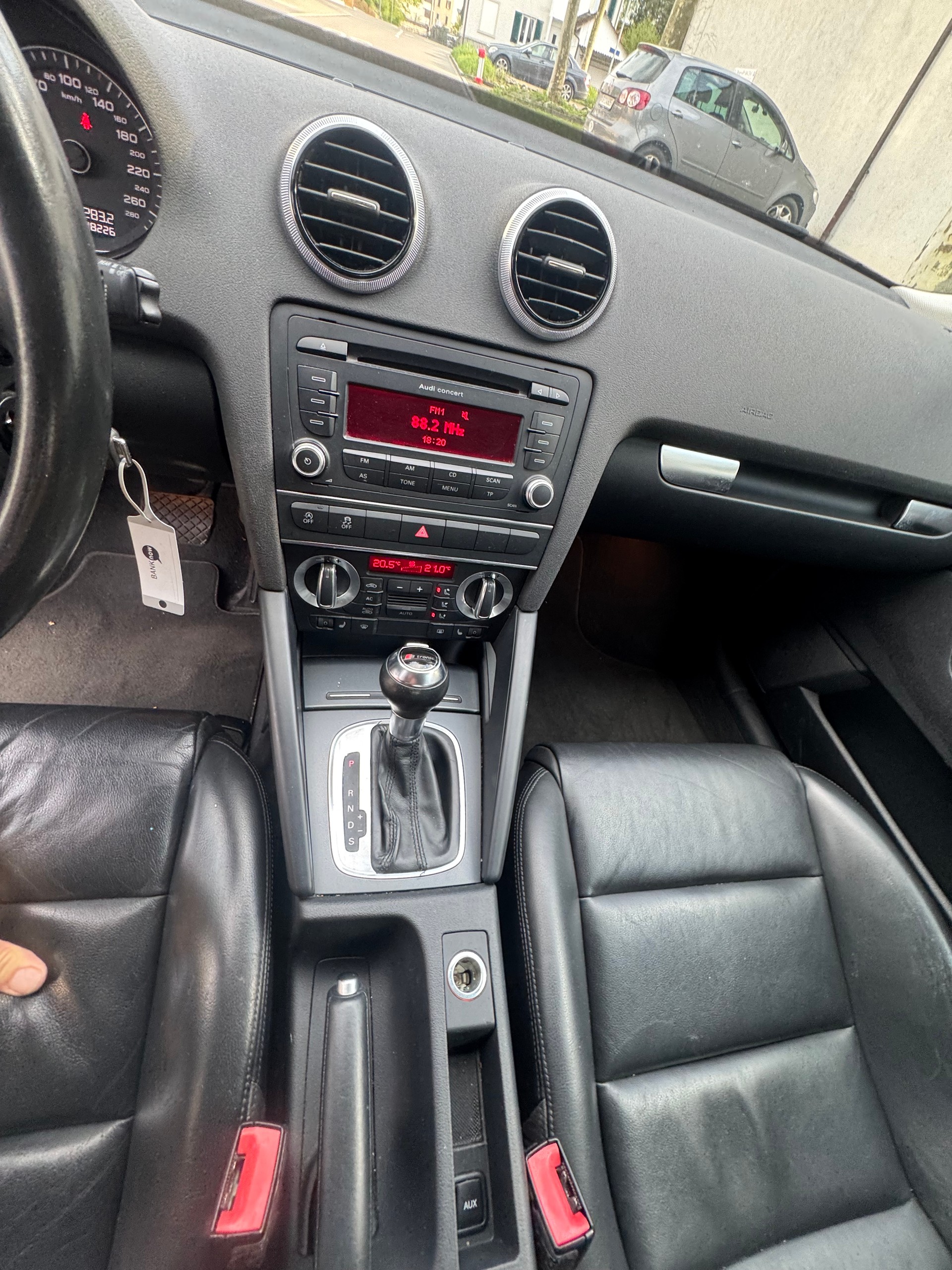 AUDI A3 Sportback 1.6 TDI Attraction-image-9