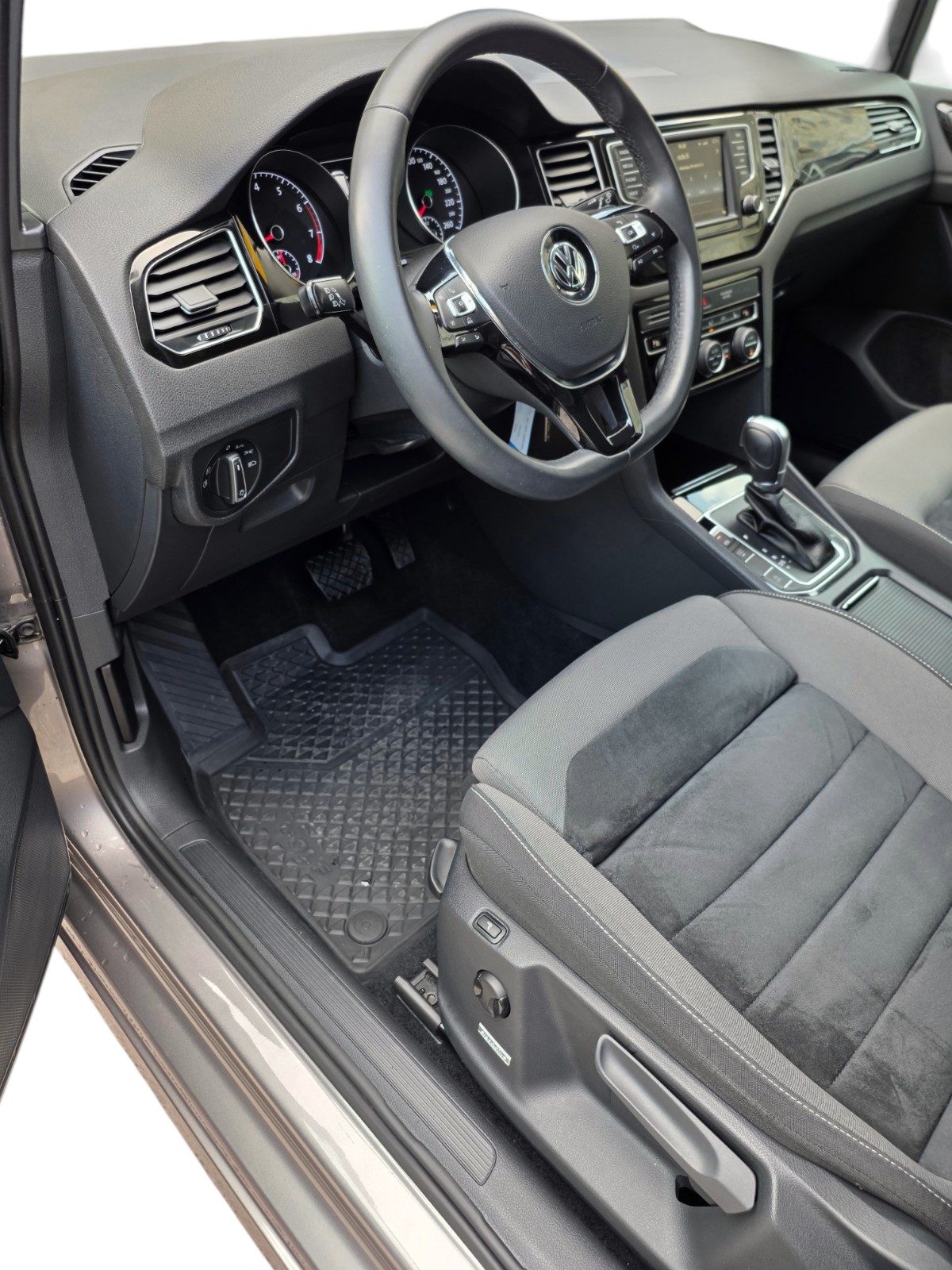 VW Golf Sportsvan 1.4 TSI Highline DSG-image-11