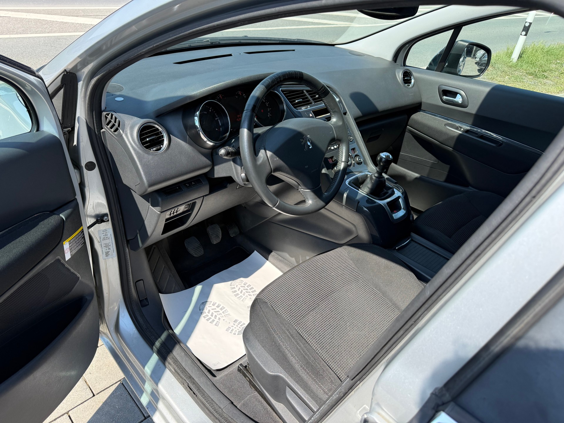 PEUGEOT 5008 1.6 HDI Sport 7-Plätzer-image-9
