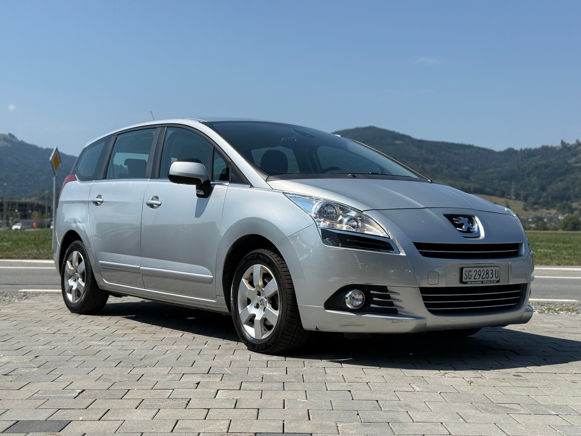 PEUGEOT 5008 1.6 HDI Sport 7-Plätzer-image-1