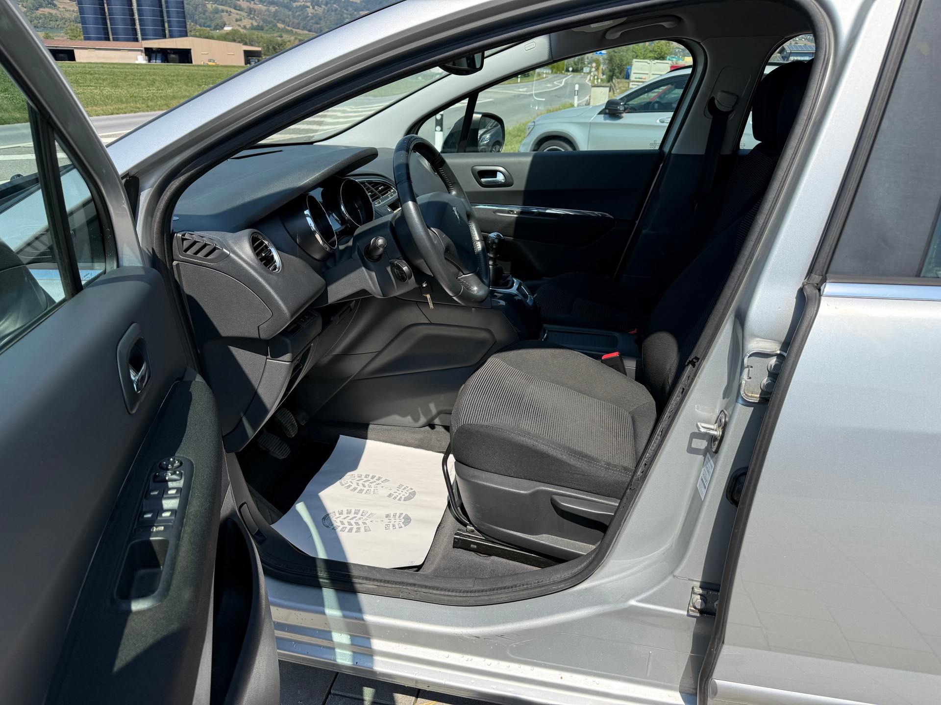 PEUGEOT 5008 1.6 HDI Sport 7-Plätzer-image-8