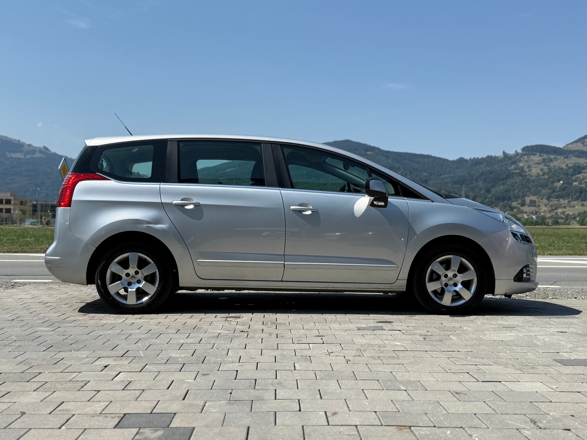 PEUGEOT 5008 1.6 HDI Sport 7-Plätzer-image-4