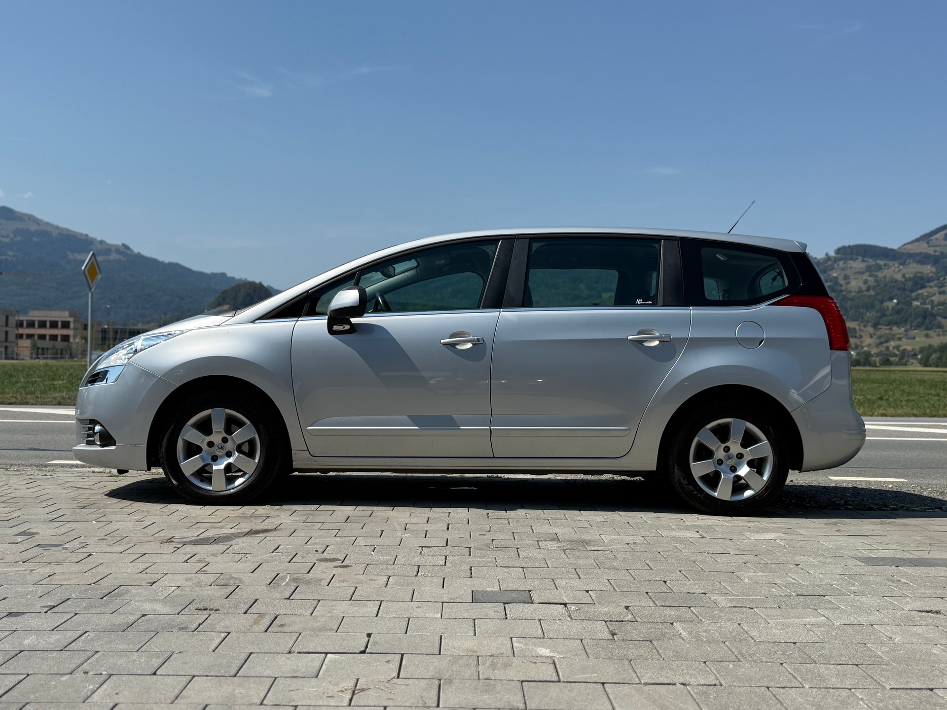 PEUGEOT 5008 1.6 HDI Sport 7-Plätzer-image-3