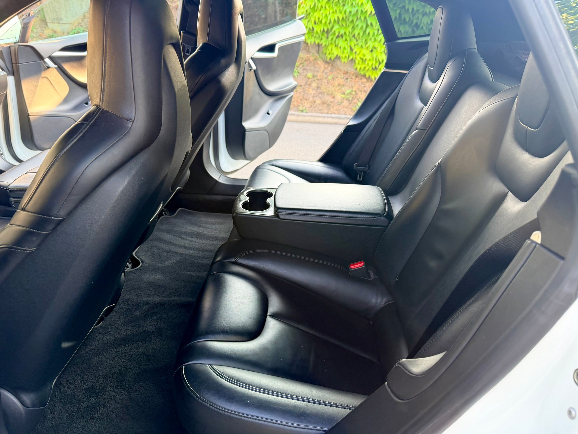 TESLA Model S 85 D Performance Free Supercharger-image-11