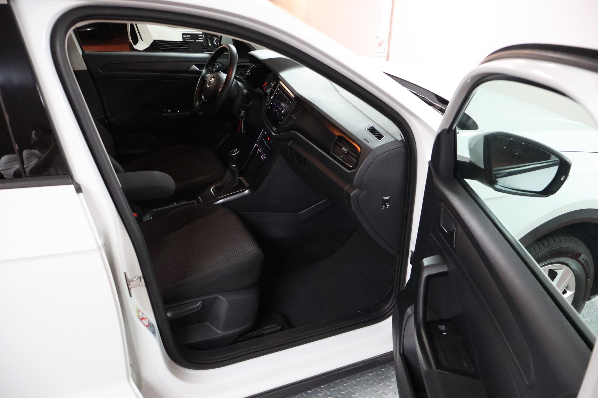 VW T-Roc 1.0 TSI Advance-image-11