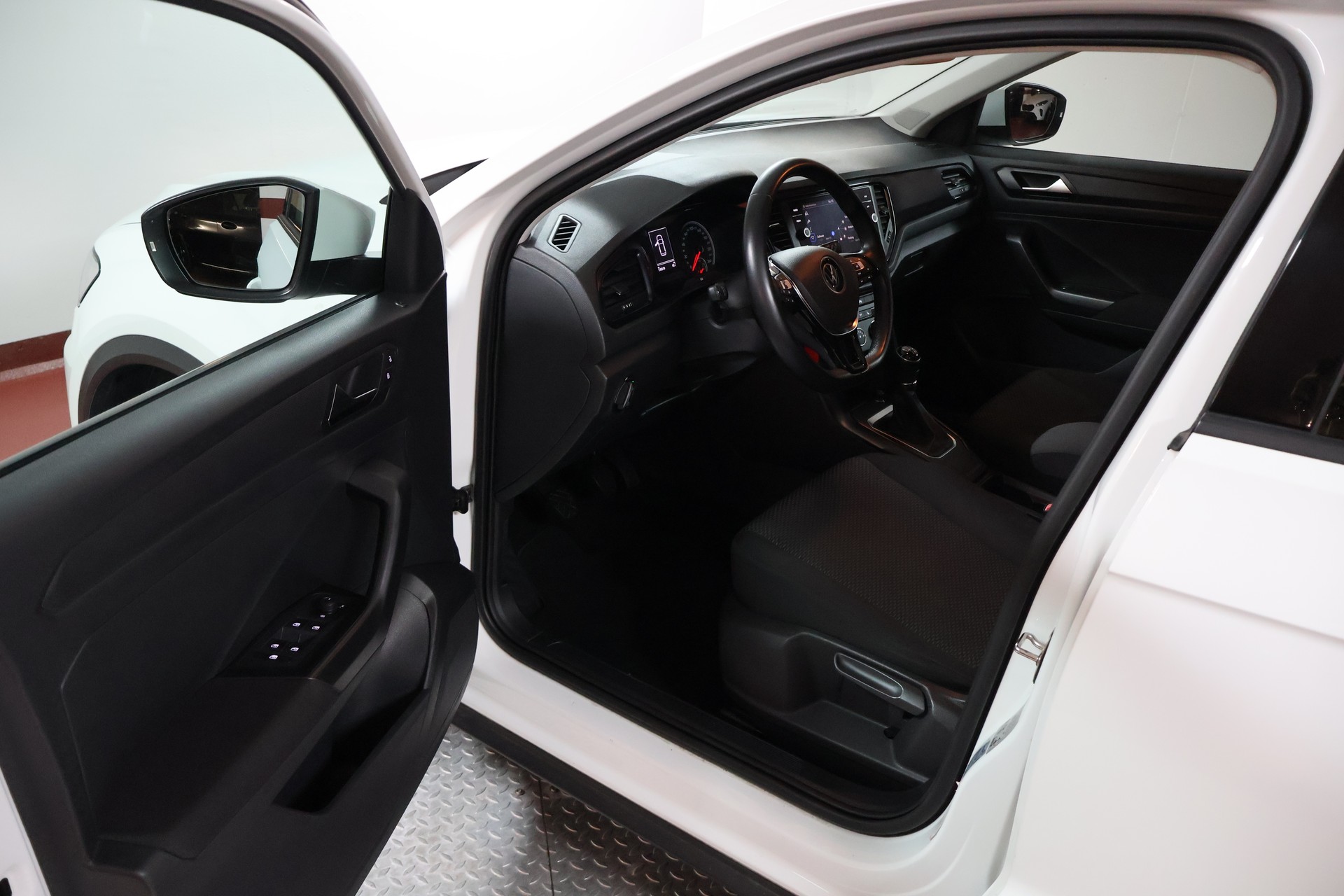 VW T-Roc 1.0 TSI Advance-image-5