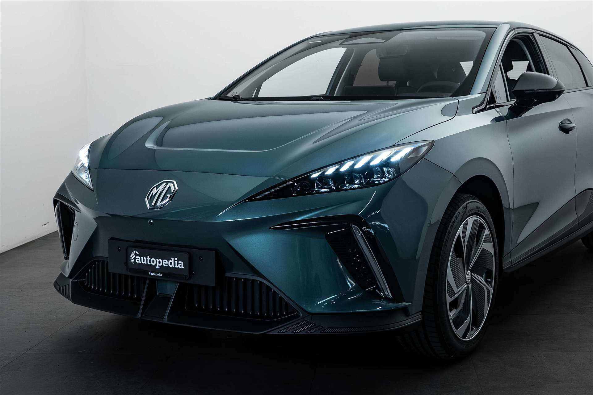 MG MG 4 EV 64kWh Premium Facelift Automat-showroom-element-1