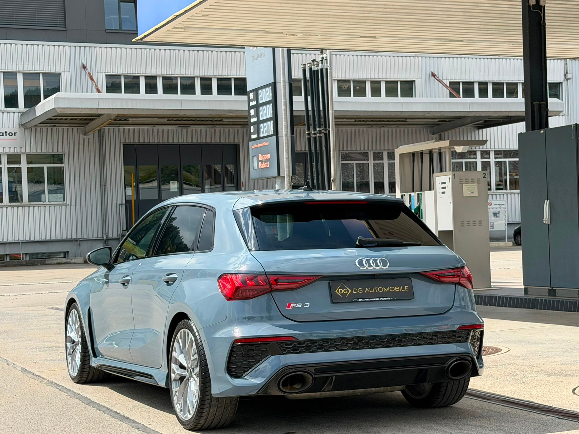 AUDI RS3 Sportback 2.5 TSI quattro S-tronic *Top Zustand**Top Ausstattung**RS Performance Abgasanlage**8-Fach bereift*-image-4