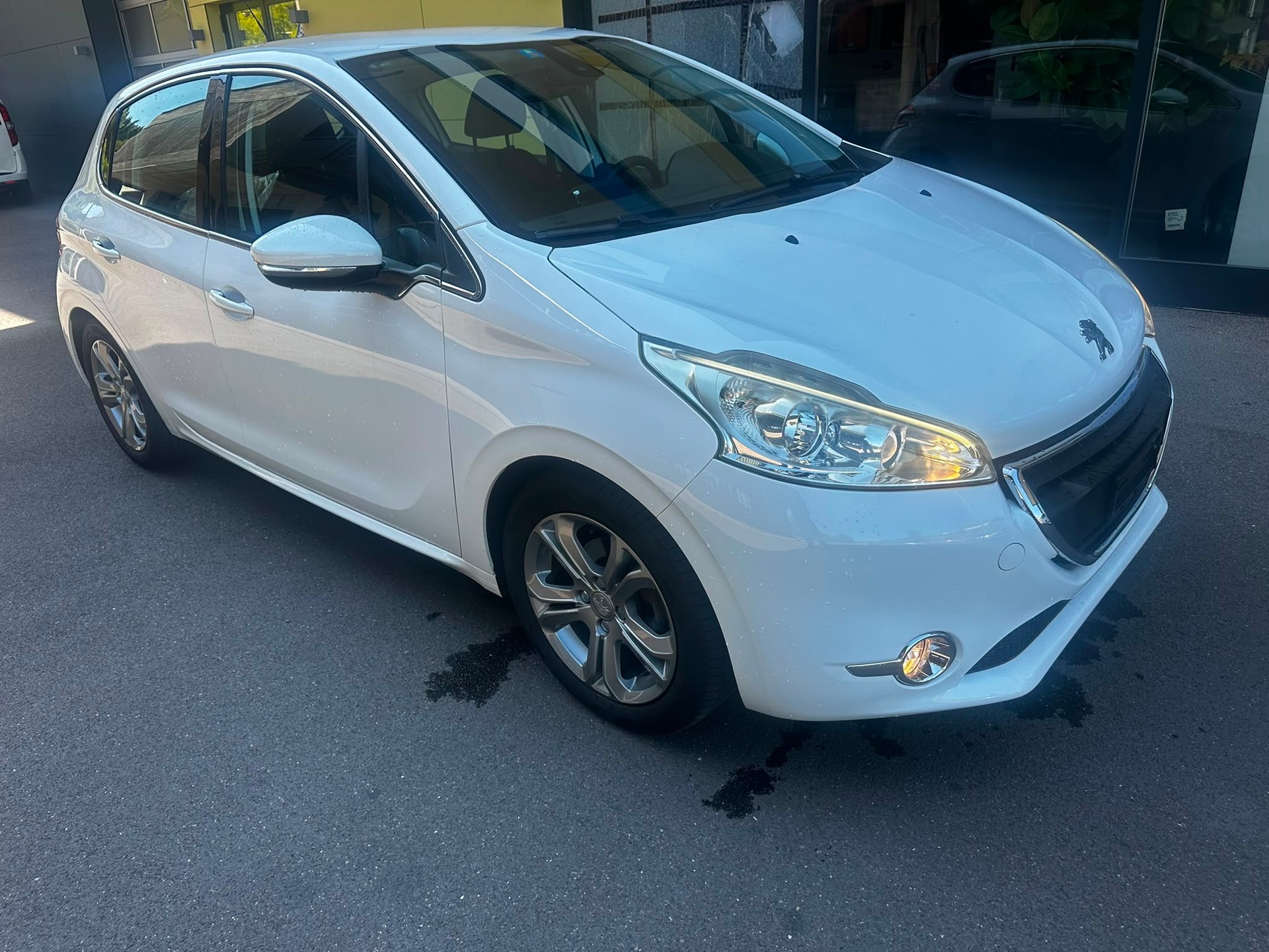 PEUGEOT 208 1.2 THP Allure-image-1