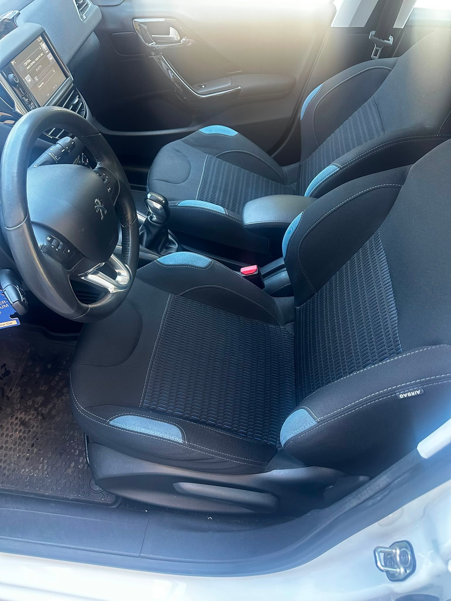 PEUGEOT 208 1.2 THP Allure-image-5