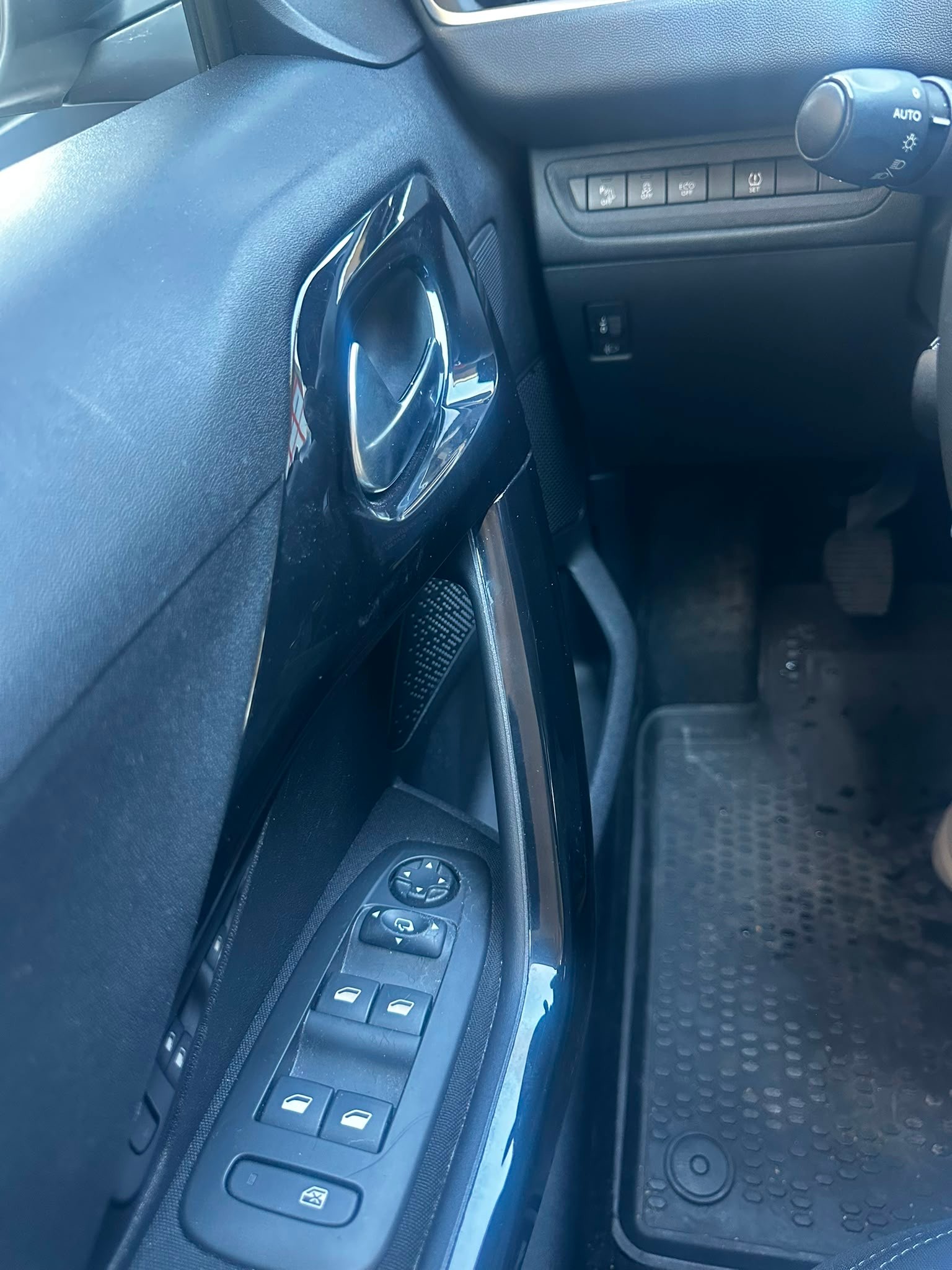 PEUGEOT 208 1.2 THP Allure-image-8