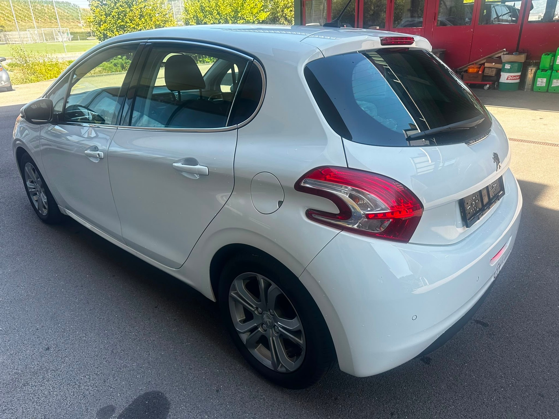 PEUGEOT 208 1.2 THP Allure-image-3
