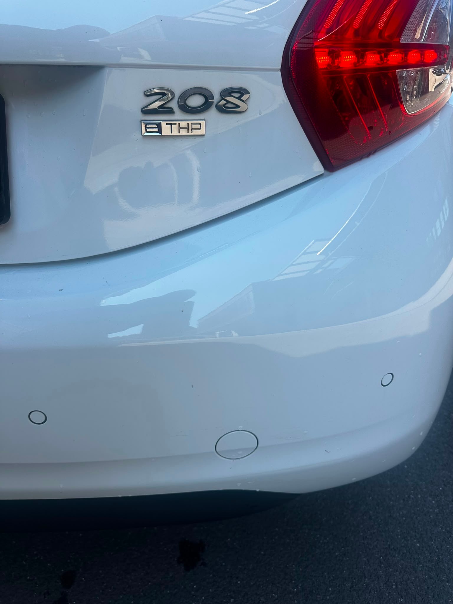 PEUGEOT 208 1.2 THP Allure-image-9