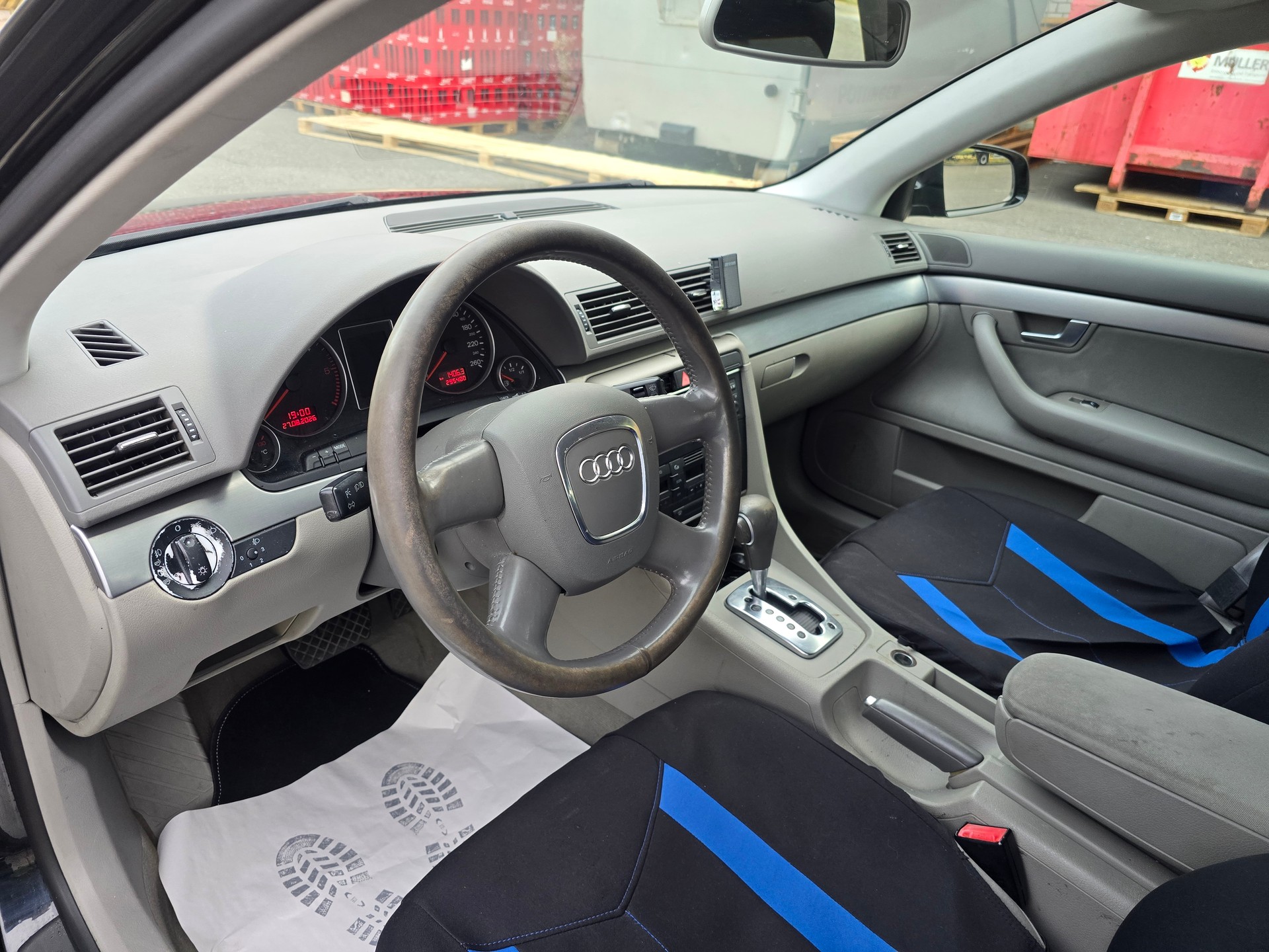 AUDI A4 Avant 2.0 TDI-image-11