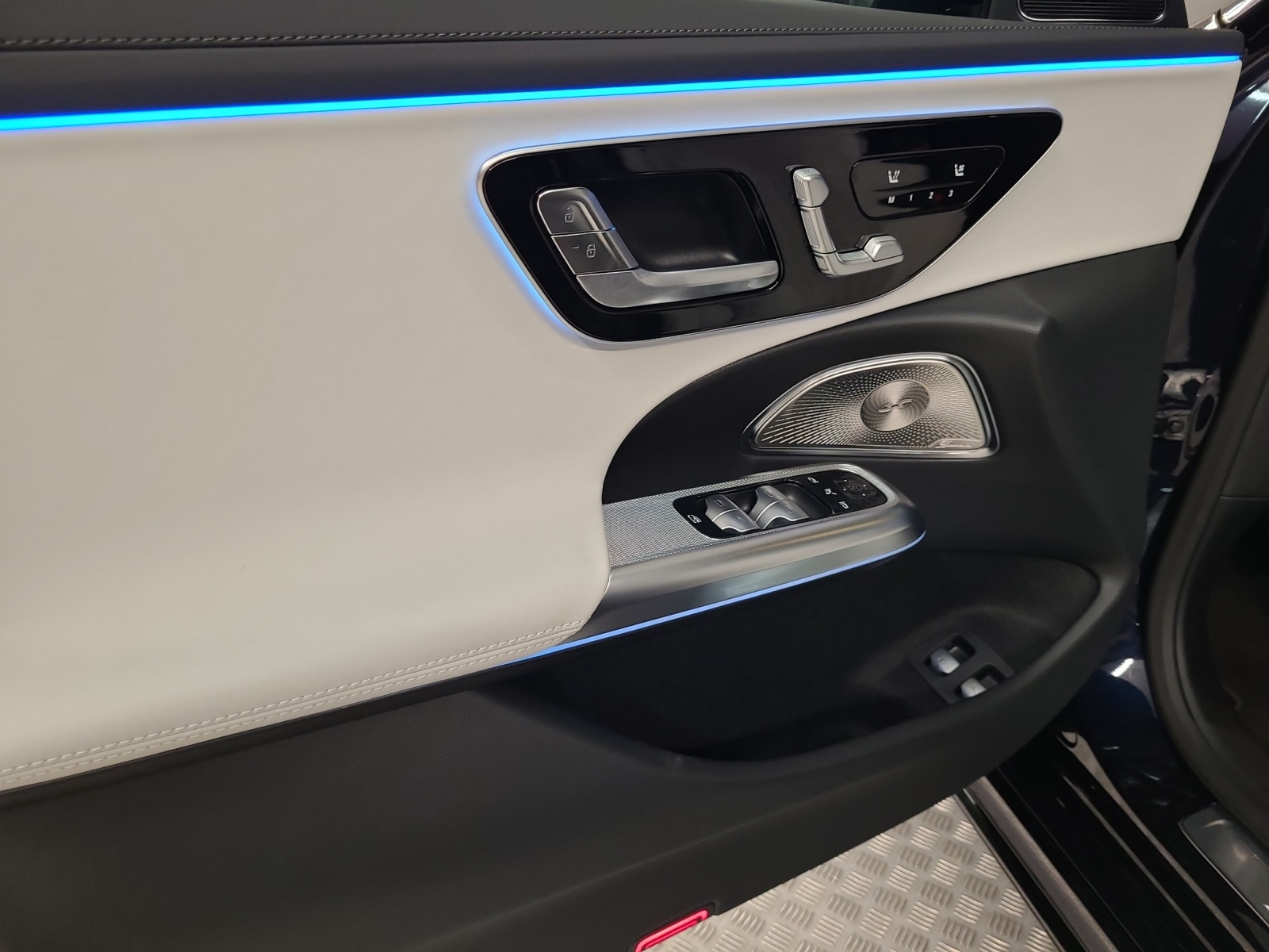MERCEDES-BENZ E 400 e AMG Line 4matic-image-13
