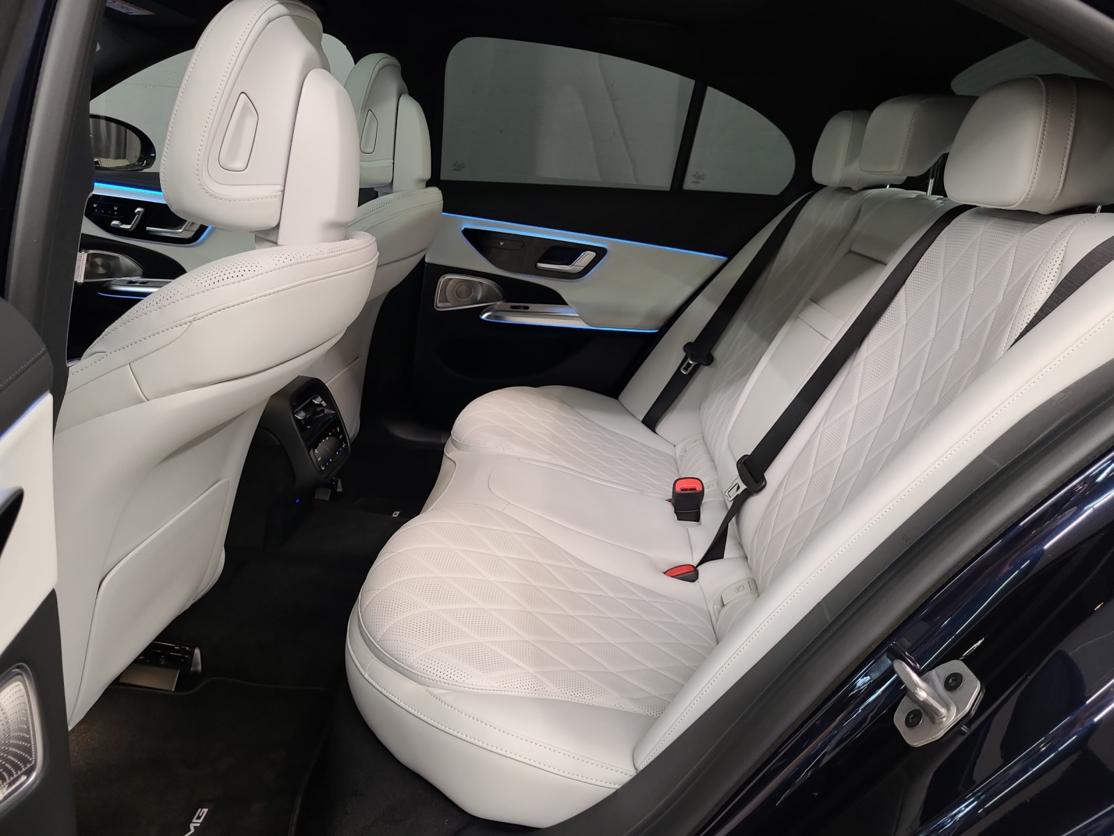 MERCEDES-BENZ E 400 e AMG Line 4matic-image-9