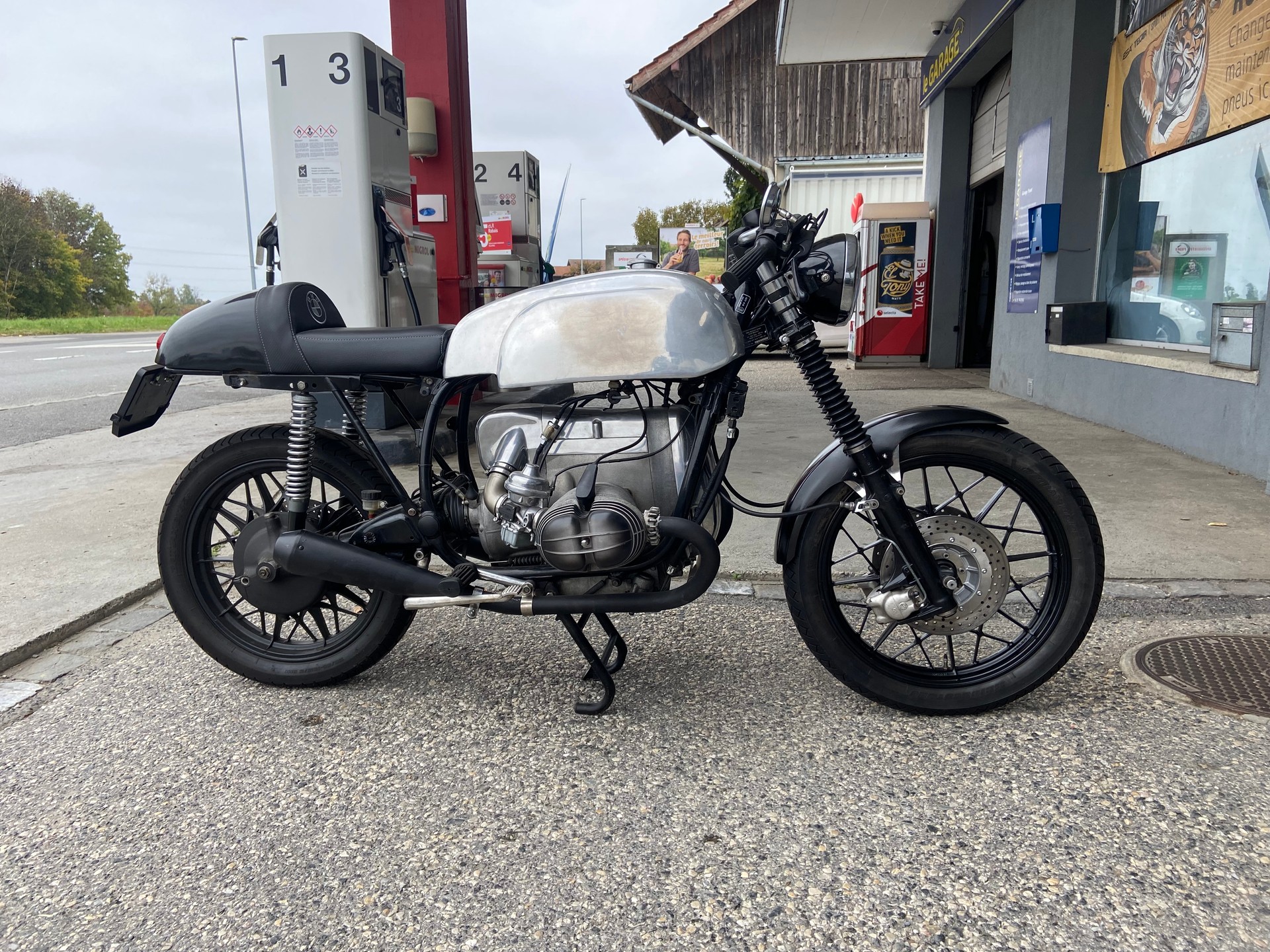 BMW RS-image-0