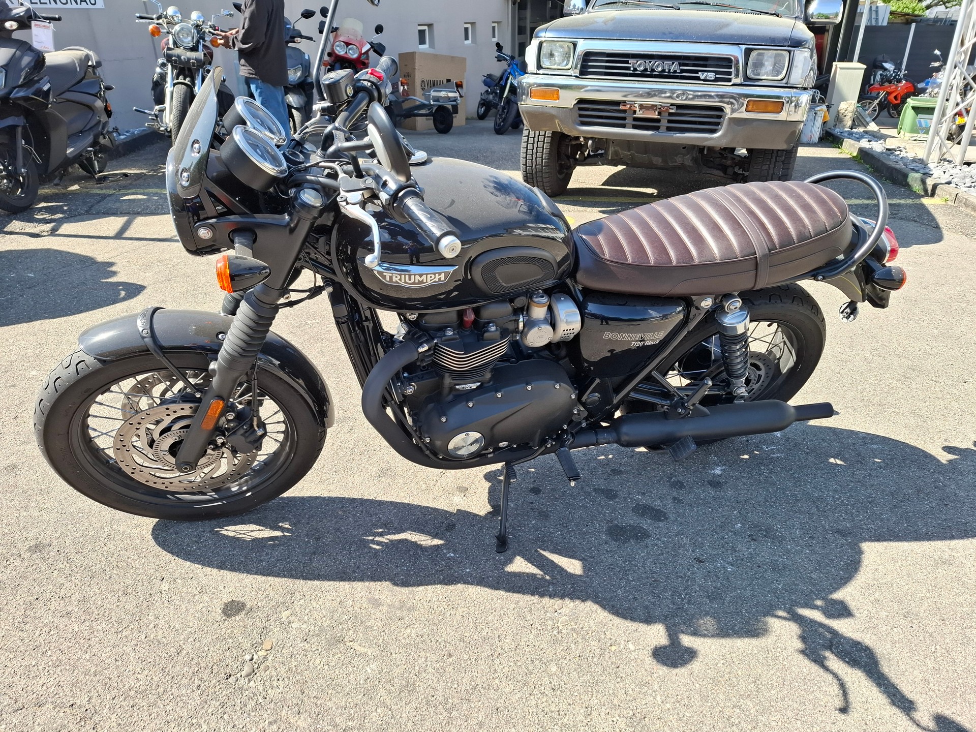 TRIUMPH Bonneville T120 Black-image-4