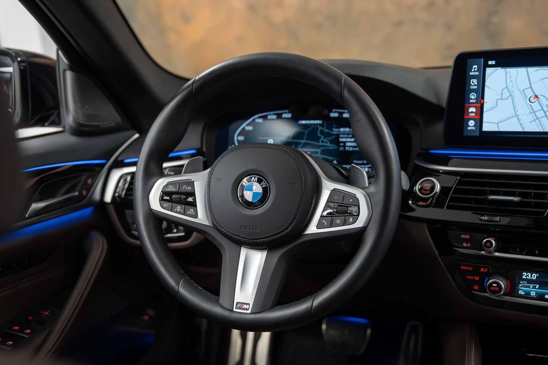 BMW M550i xDrive Steptronic *Laser*Head-Up*Sitzbelüftung*360°Kamera*-image-18