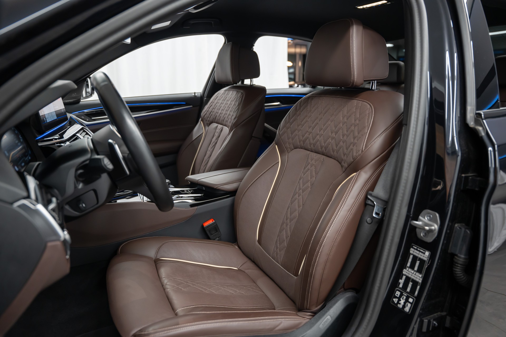BMW M550i xDrive Steptronic *Laser*Head-Up*Sitzbelüftung*360°Kamera*-image-13