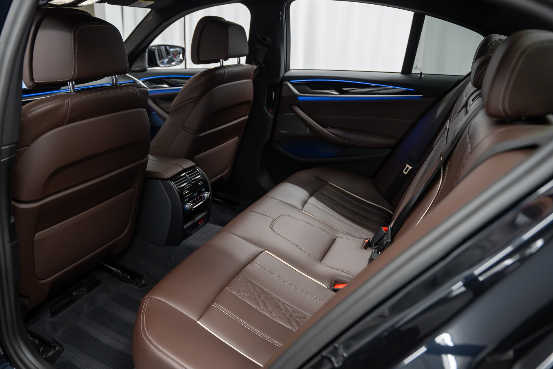 BMW M550i xDrive Steptronic *Laser*Head-Up*Sitzbelüftung*360°Kamera*-image-14