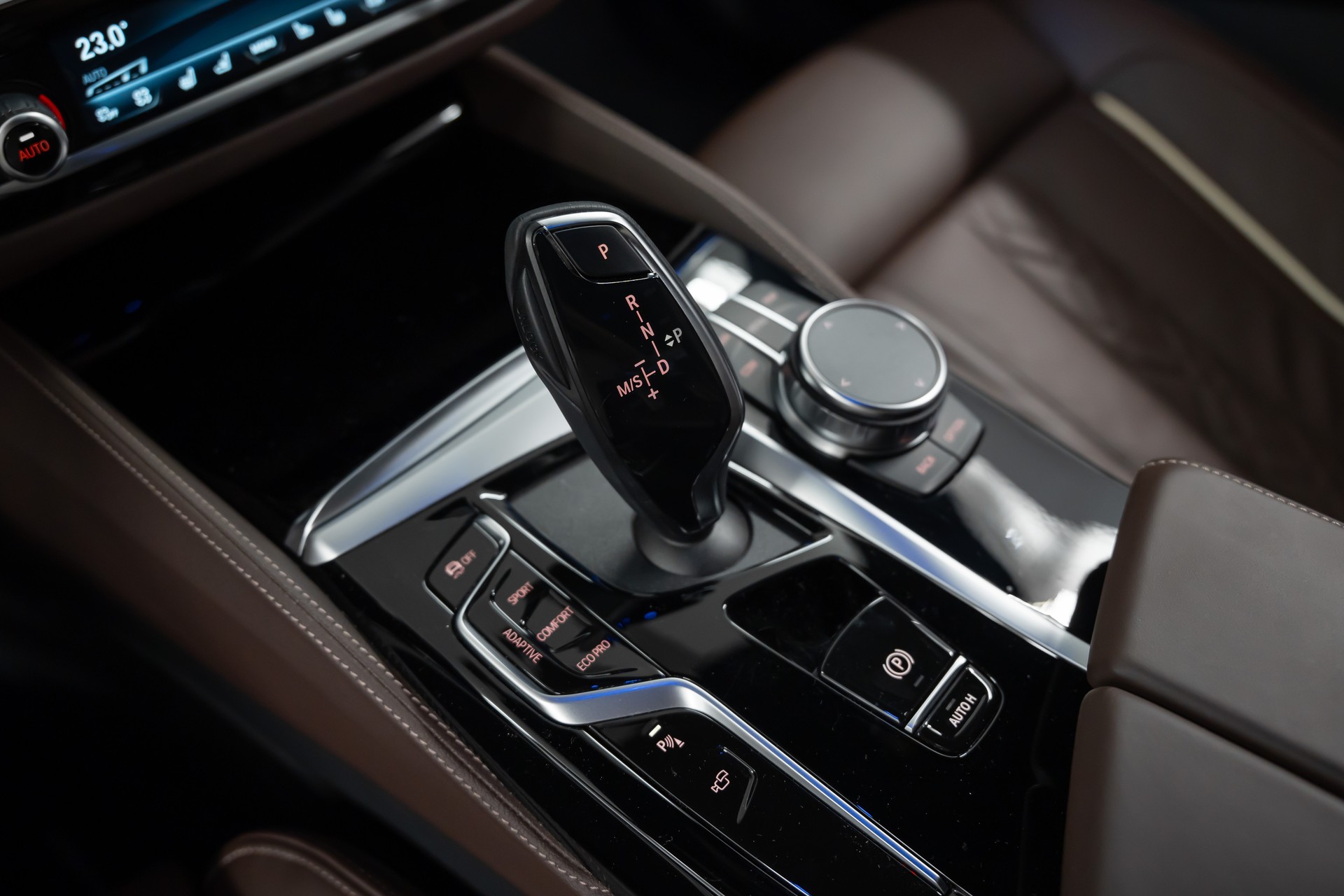 BMW M550i xDrive Steptronic *Laser*Head-Up*Sitzbelüftung*360°Kamera*-image-25