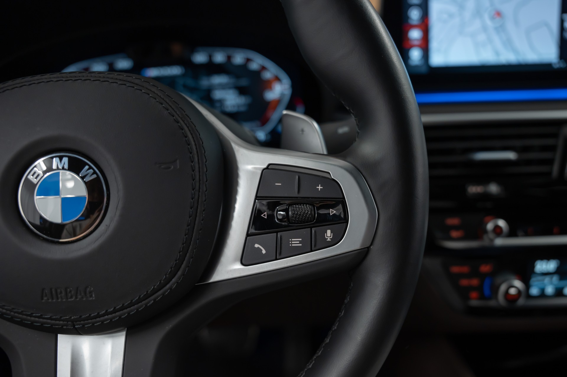 BMW M550i xDrive Steptronic *Laser*Head-Up*Sitzbelüftung*360°Kamera*-image-22