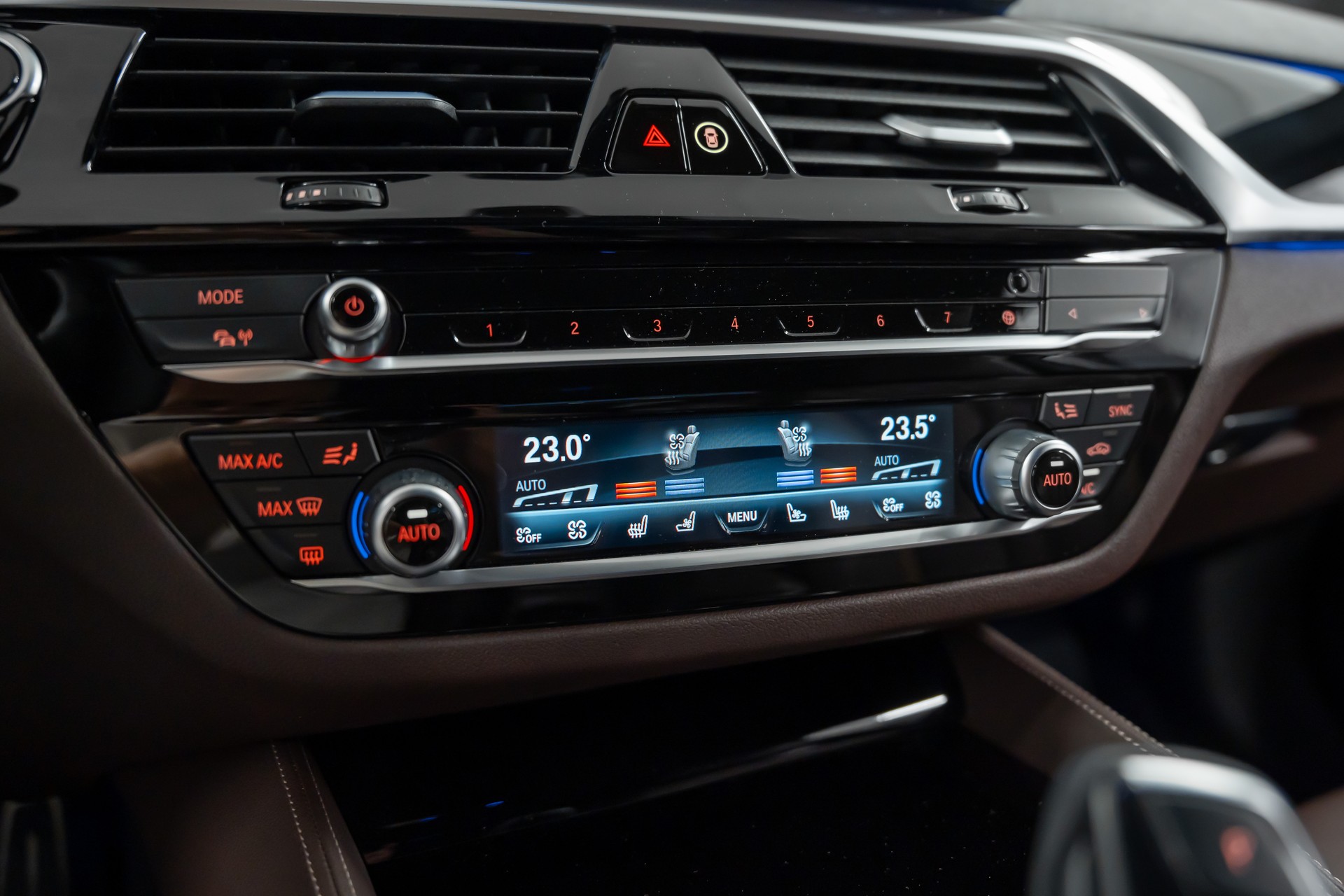 BMW M550i xDrive Steptronic *Laser*Head-Up*Sitzbelüftung*360°Kamera*-image-26