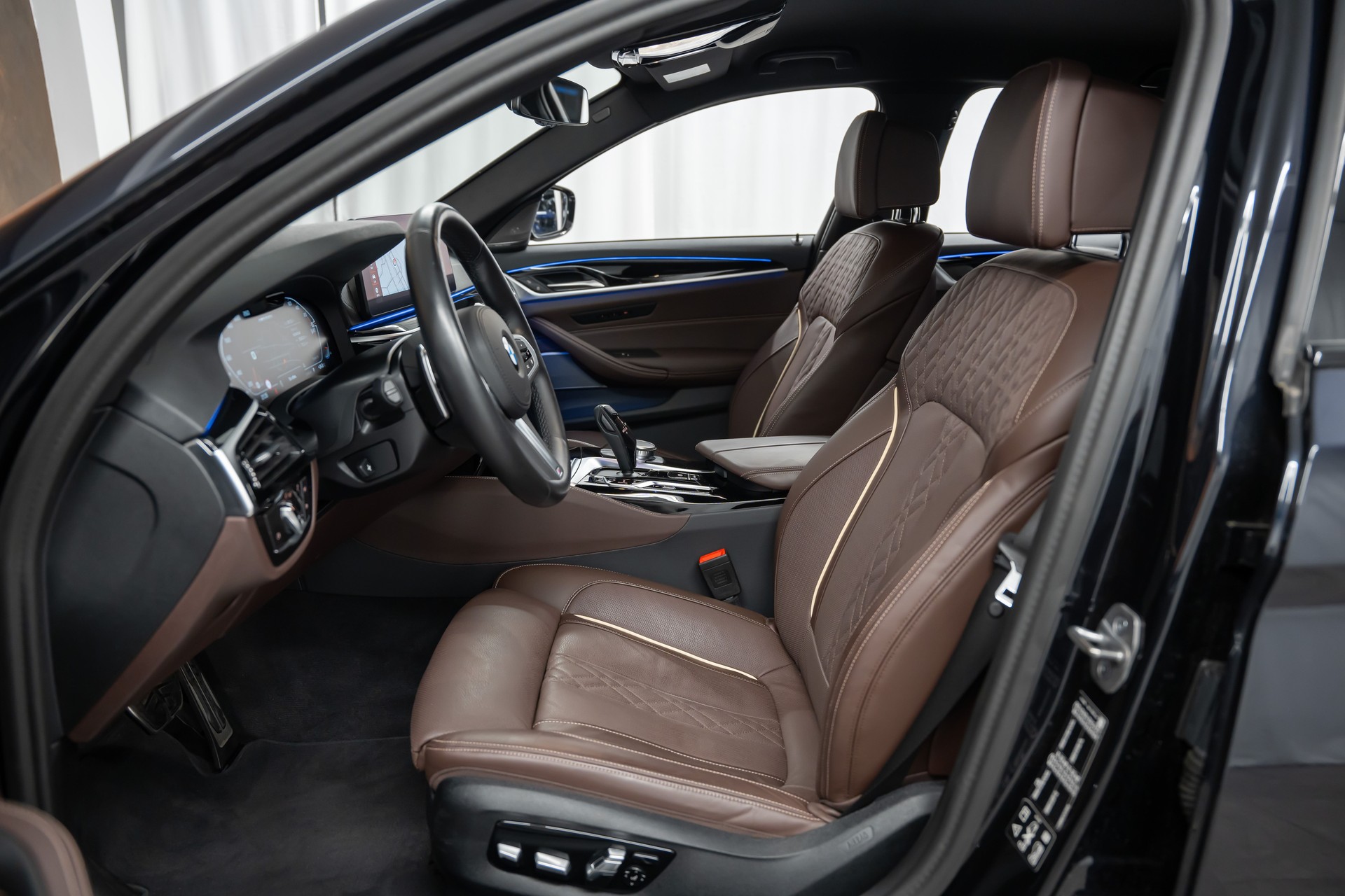BMW M550i xDrive Steptronic *Laser*Head-Up*Sitzbelüftung*360°Kamera*-image-12