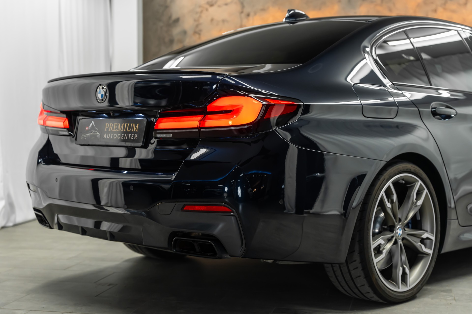 BMW M550i xDrive Steptronic *Laser*Head-Up*Sitzbelüftung*360°Kamera*-image-6