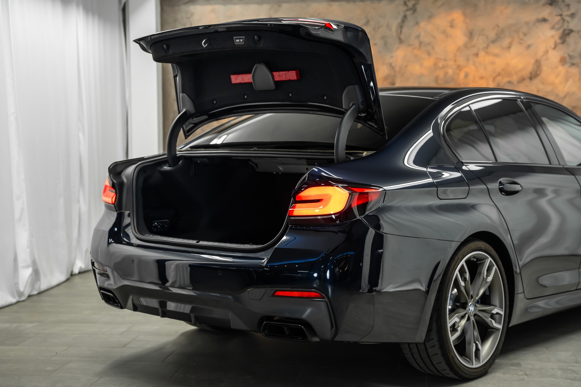 BMW M550i xDrive Steptronic *Laser*Head-Up*Sitzbelüftung*360°Kamera*-image-7