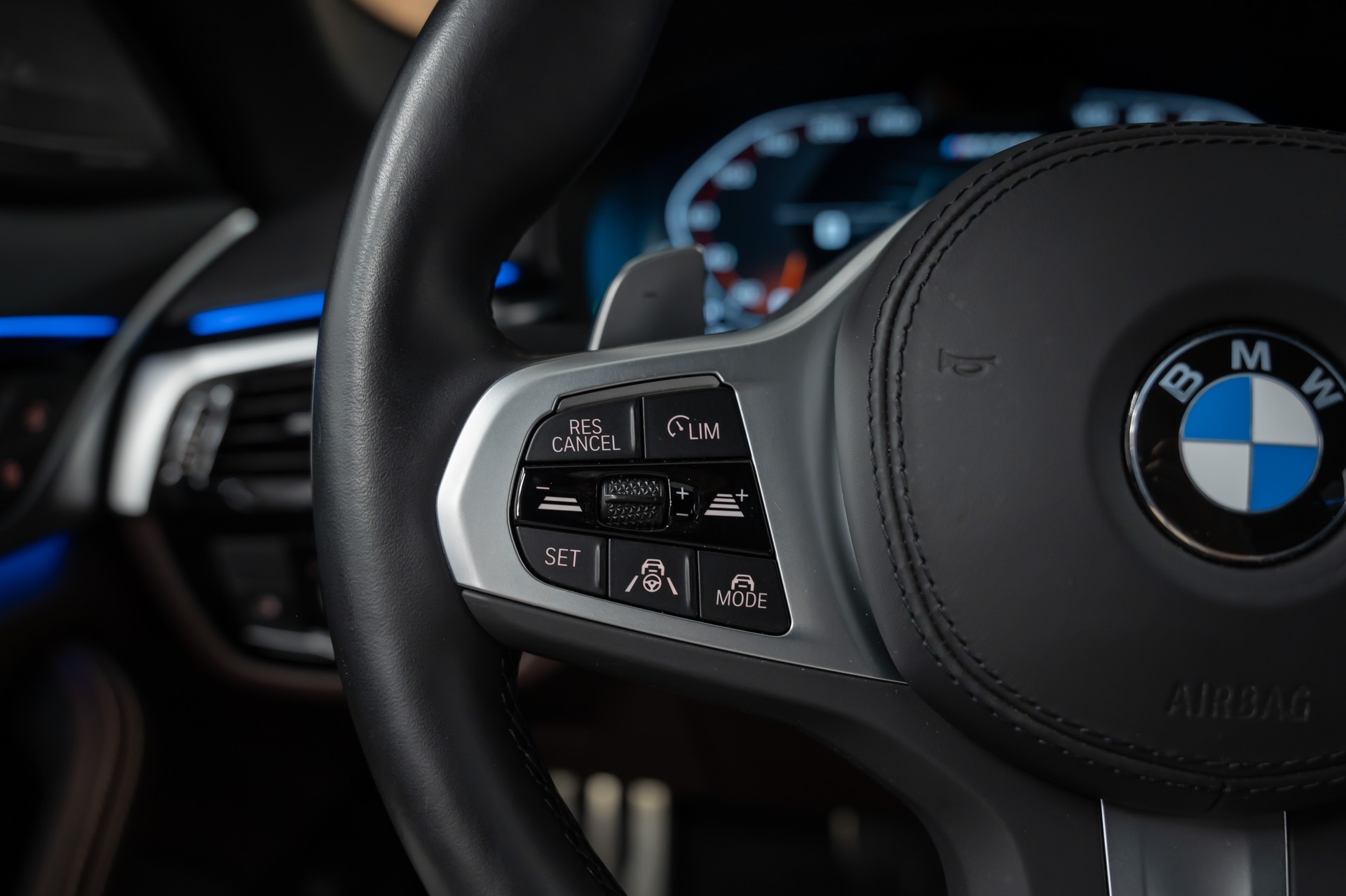 BMW M550i xDrive Steptronic *Laser*Head-Up*Sitzbelüftung*360°Kamera*-image-21