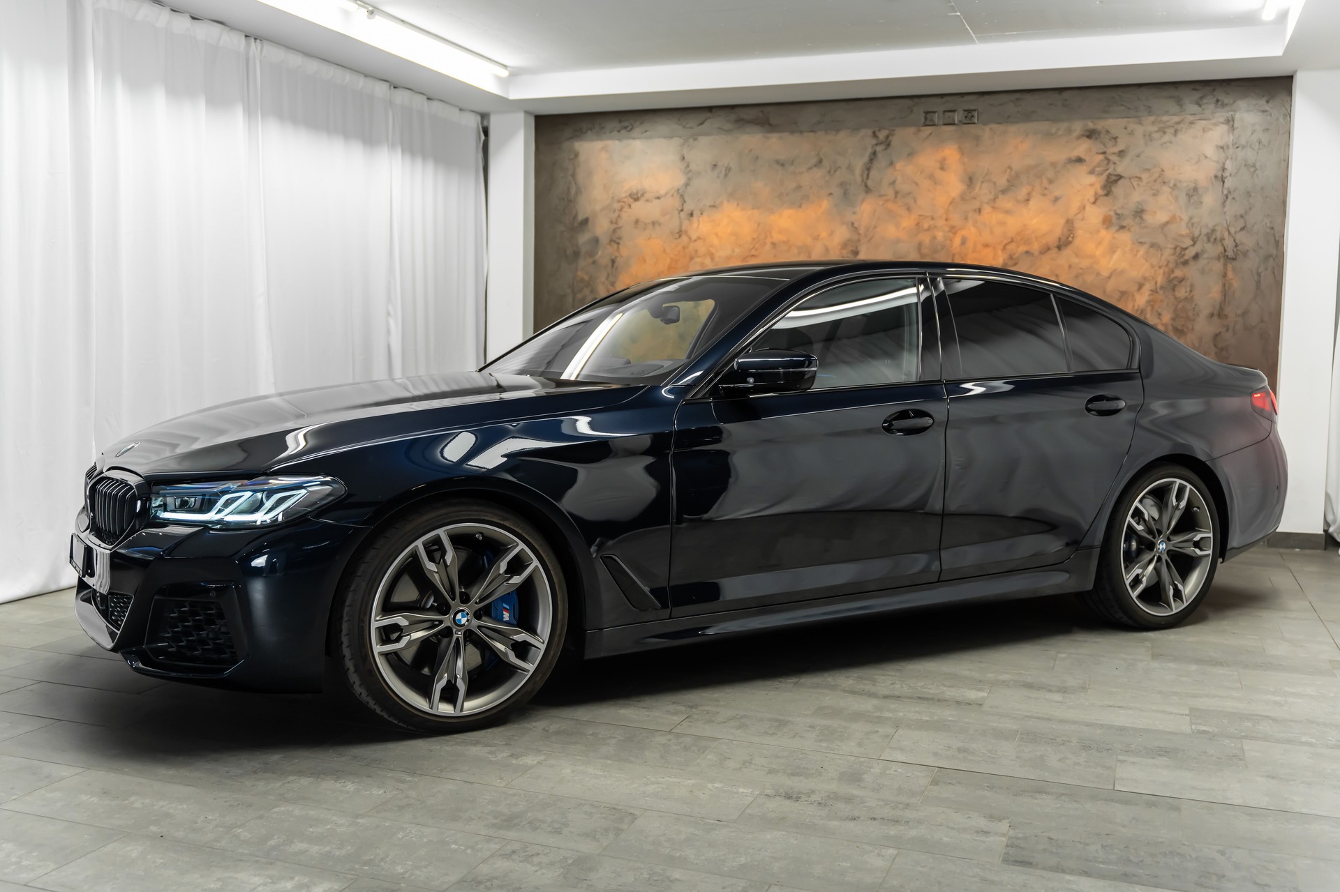 BMW M550i xDrive Steptronic *Laser*Head-Up*Sitzbelüftung*360°Kamera*-showroom-element-1