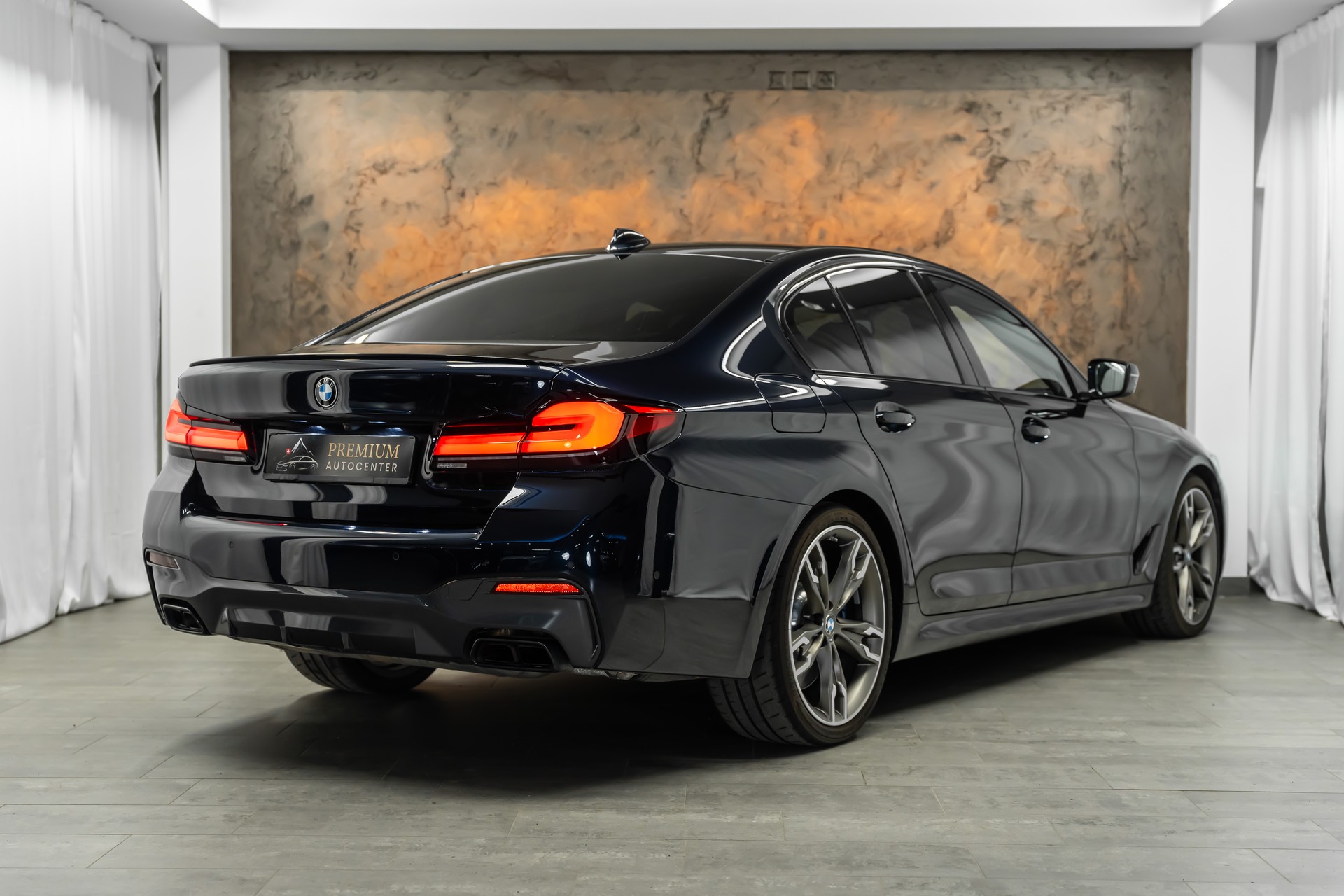 BMW M550i xDrive Steptronic *Laser*Head-Up*Sitzbelüftung*360°Kamera*-image-5
