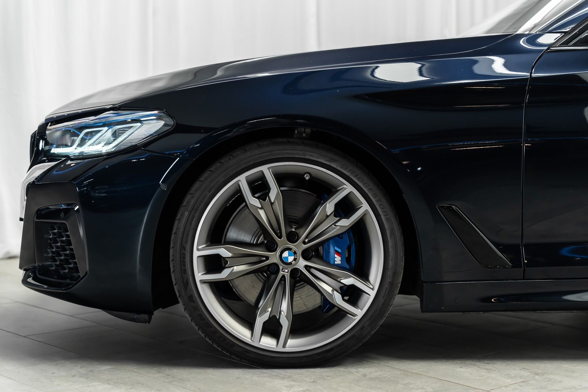 BMW M550i xDrive Steptronic *Laser*Head-Up*Sitzbelüftung*360°Kamera*-image-4