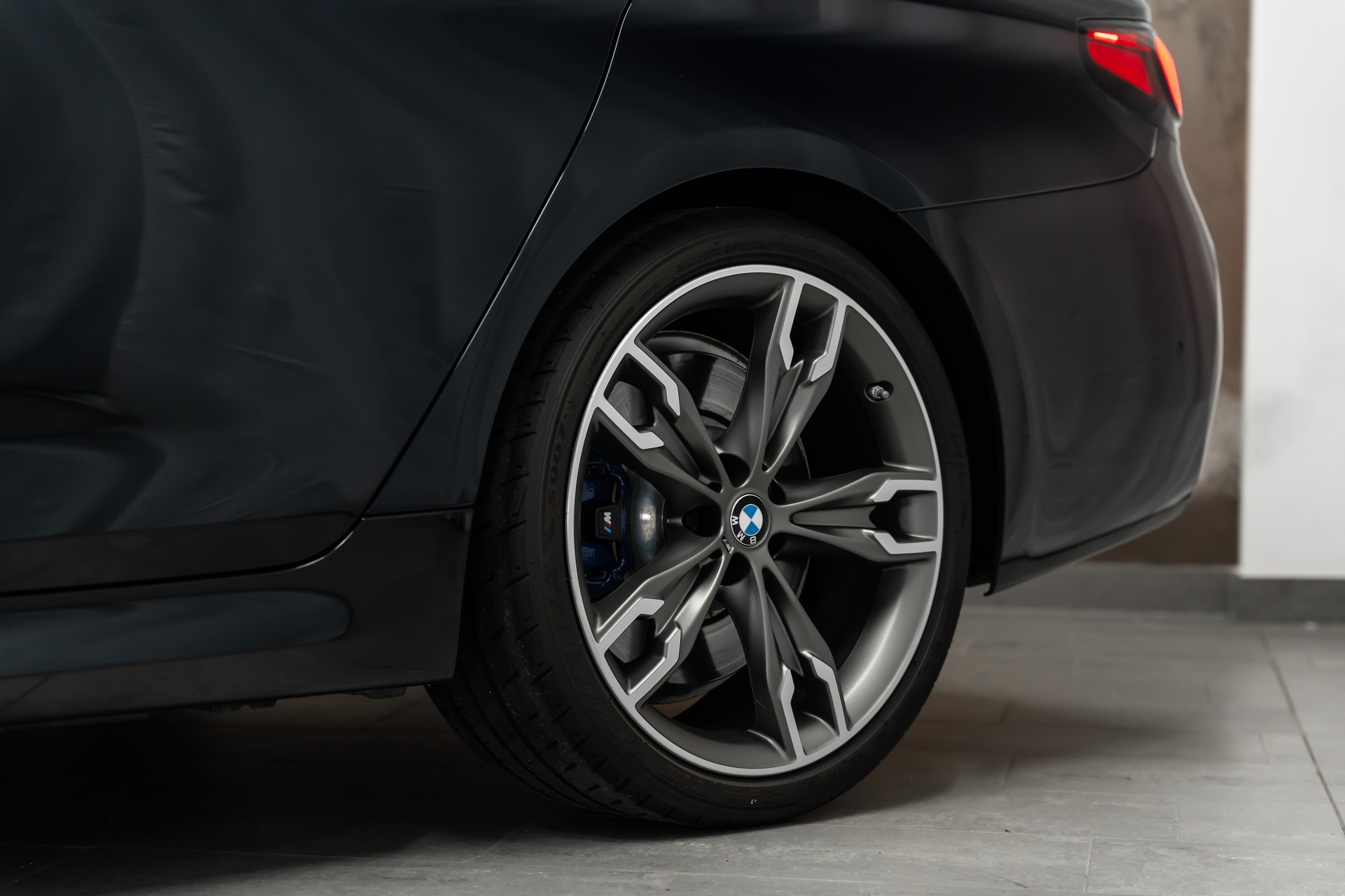 BMW M550i xDrive Steptronic *Laser*Head-Up*Sitzbelüftung*360°Kamera*-image-8