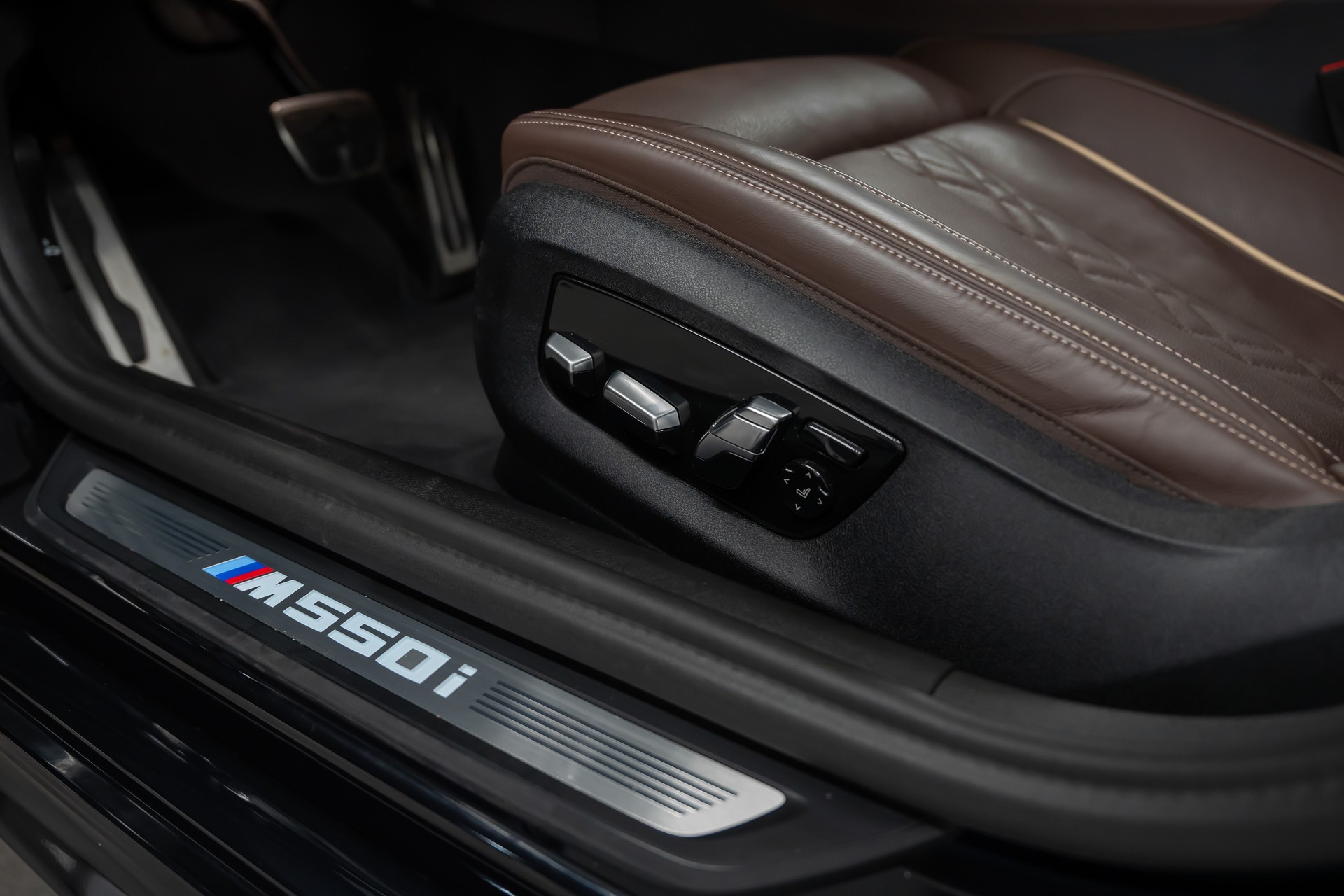 BMW M550i xDrive Steptronic *Laser*Head-Up*Sitzbelüftung*360°Kamera*-image-20