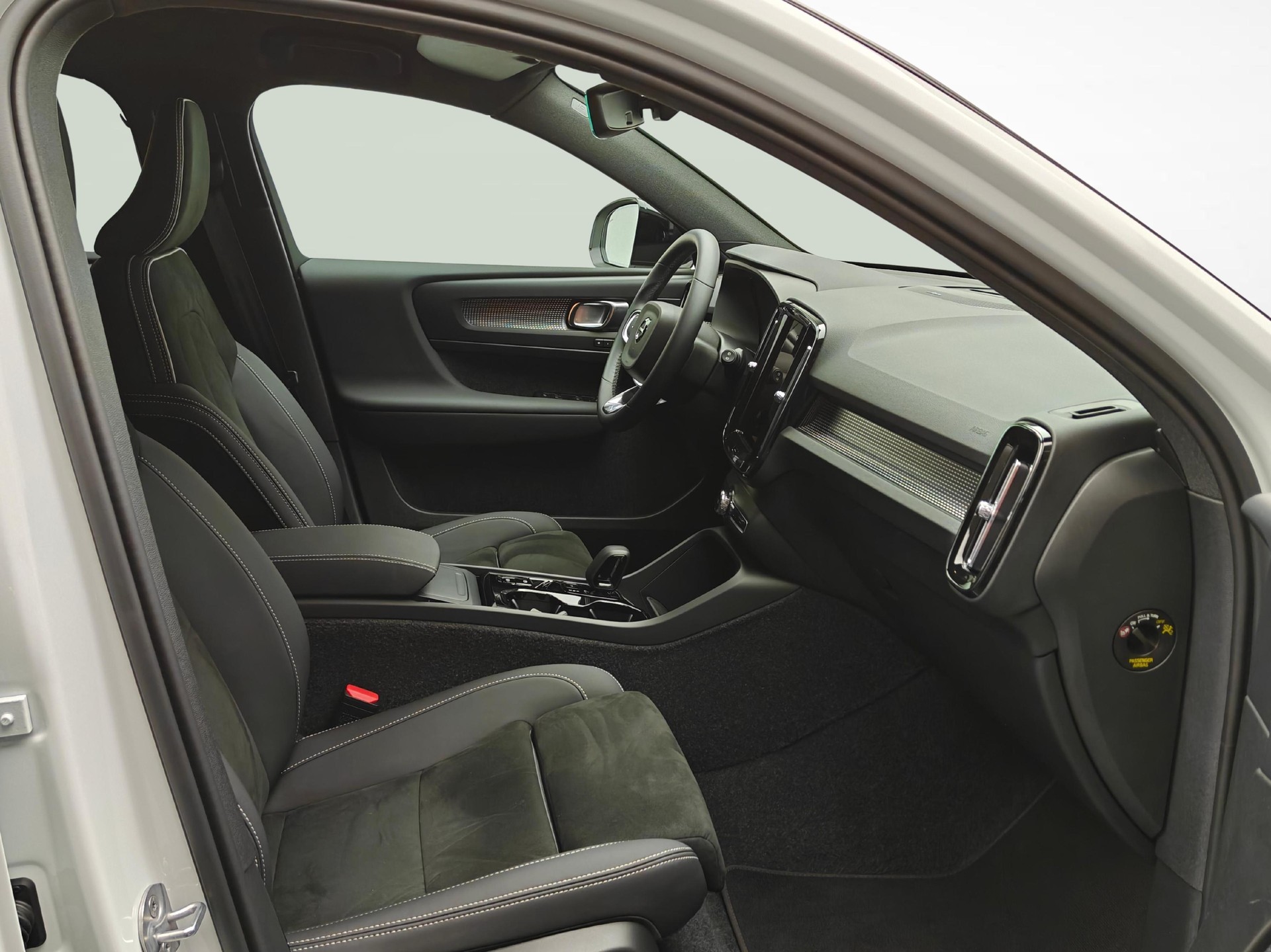 VOLVO XC40 2.0 B3 MH Plus Dark-image-9